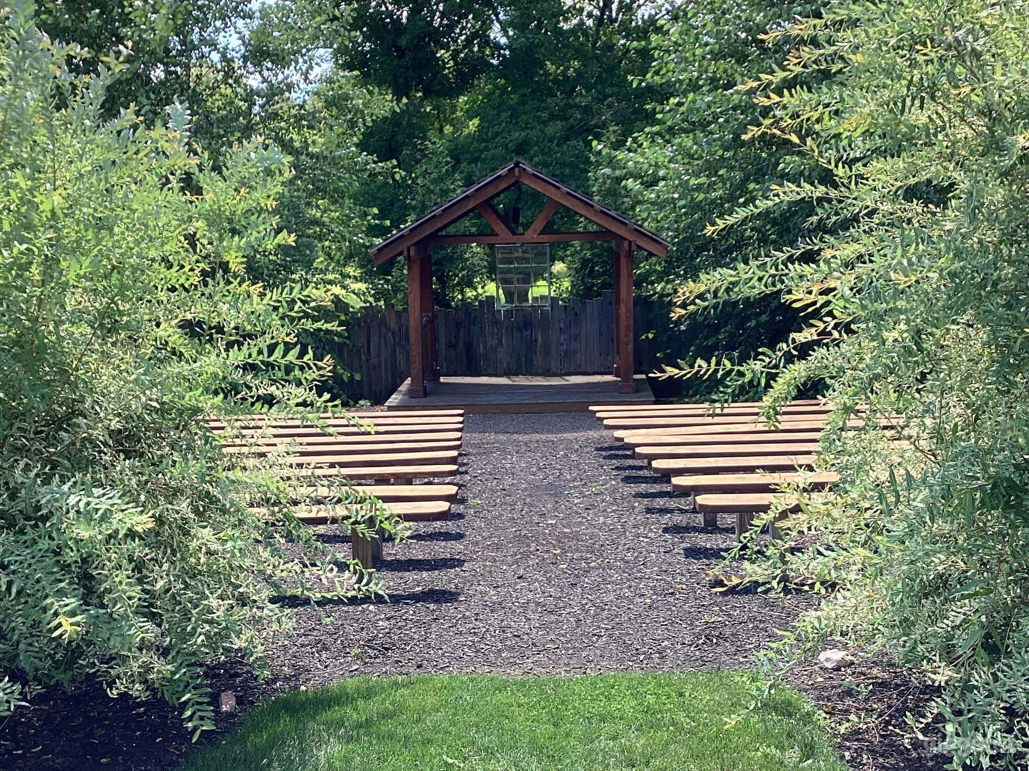 Lovely outdoor ceremony venue  Photo 2