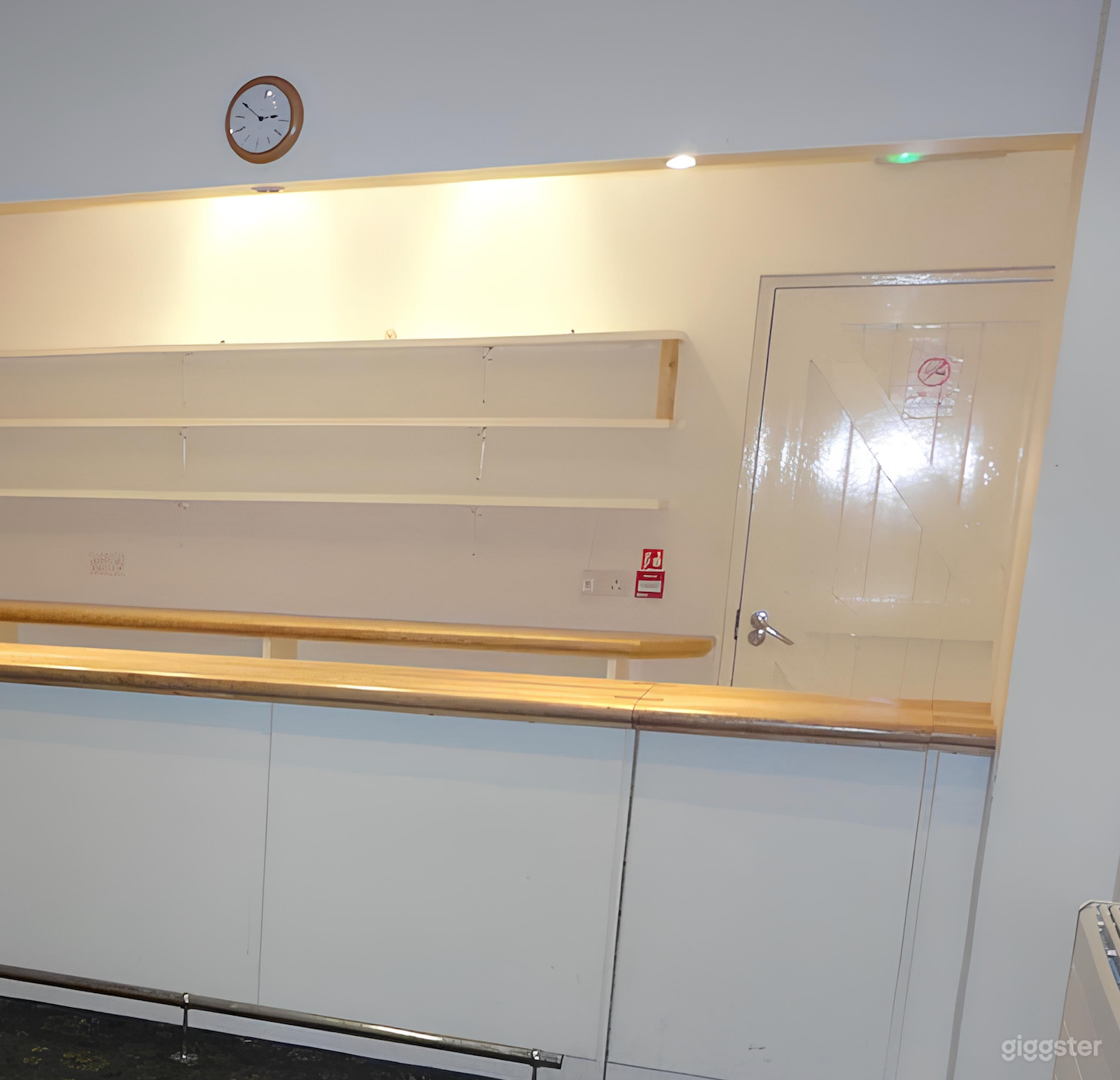 Modern Bar and Committee Room Photo 3