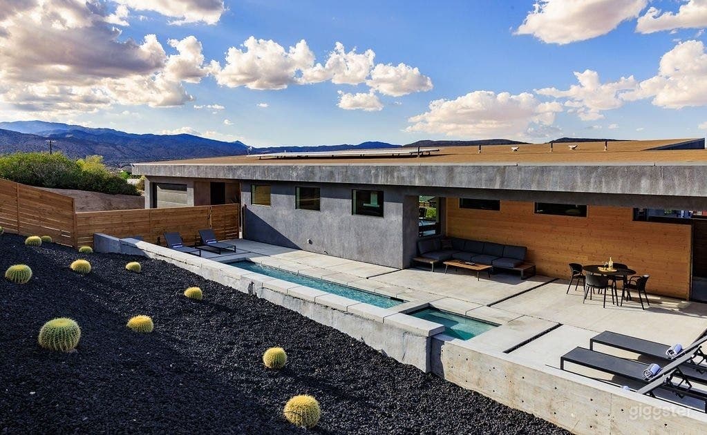 Skyline | Outdoor Pool Photo 4