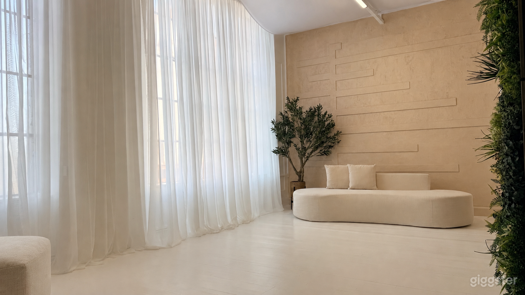 The Edit: Creative Studio with Natural Light & Multiple Set Photo 1