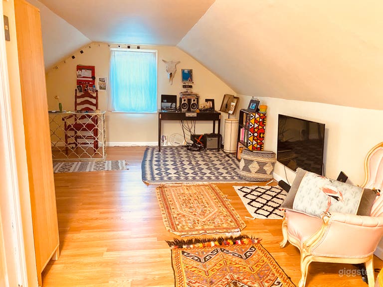  Upstairs Loft bedroom 