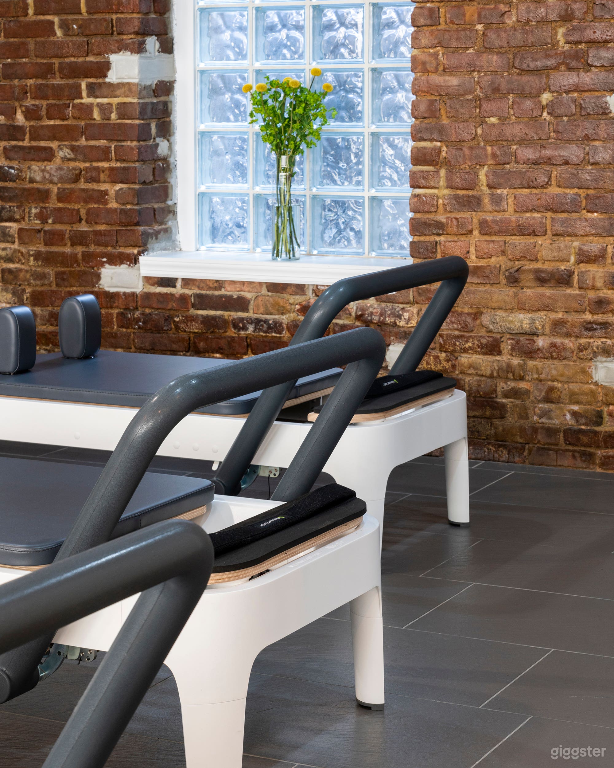 Trendy Pilates reformer studio Photo 1
