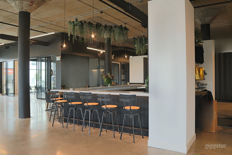  Creative Haven: 7,500sqft Industrial Modern Oasis 