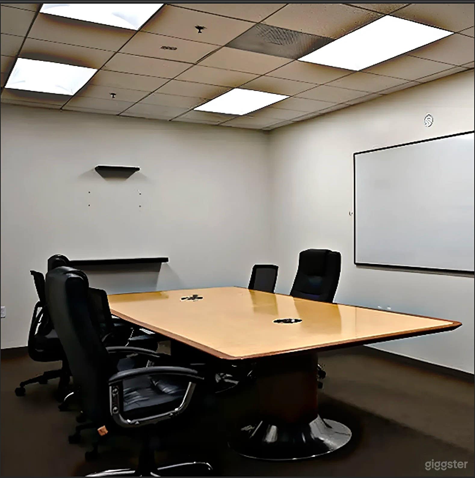 Private Meeting Room for Up to 8 Guests Photo 1