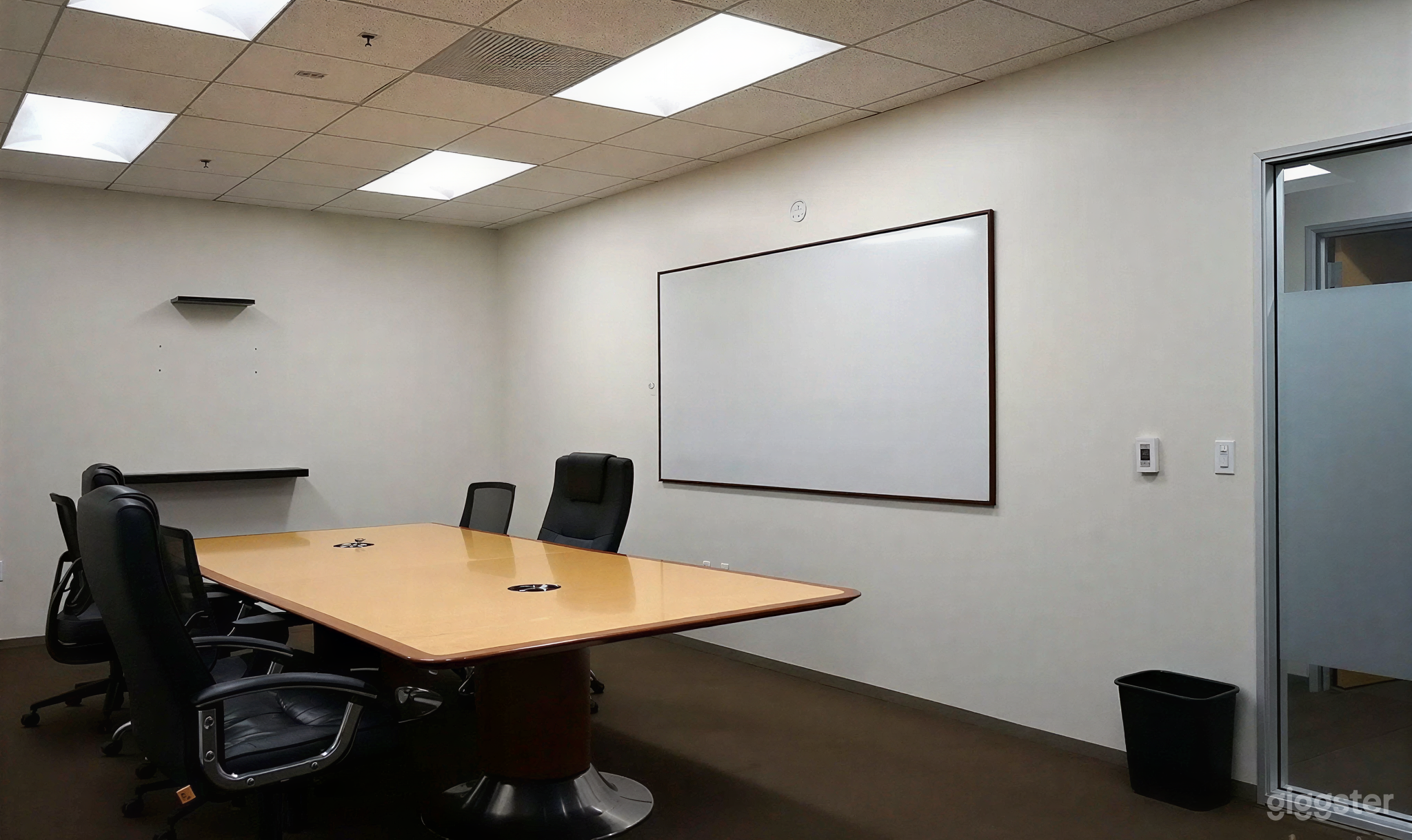 Private Meeting Room for Up to 8 Guests Photo 4