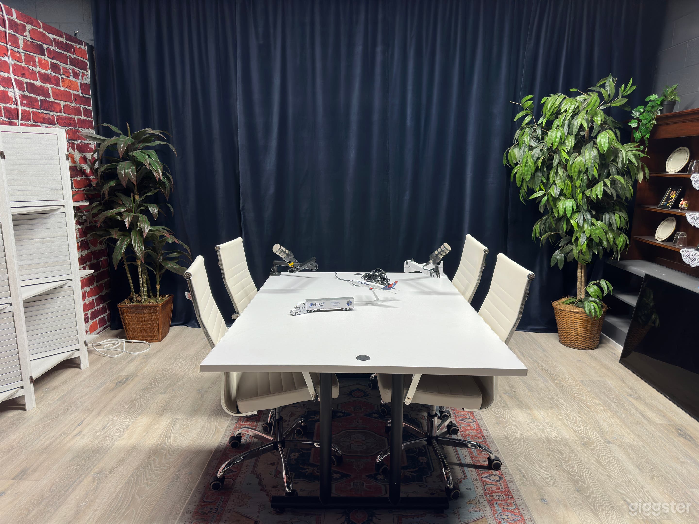 Modern studio for Video, Photo, and Podcast Photo 4