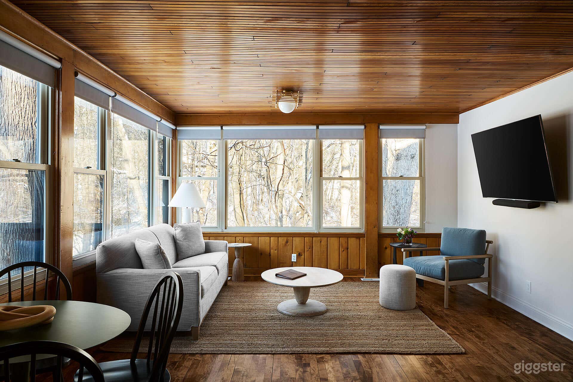 Modern &amp; Rustic Retreat in the Woods  Photo 4