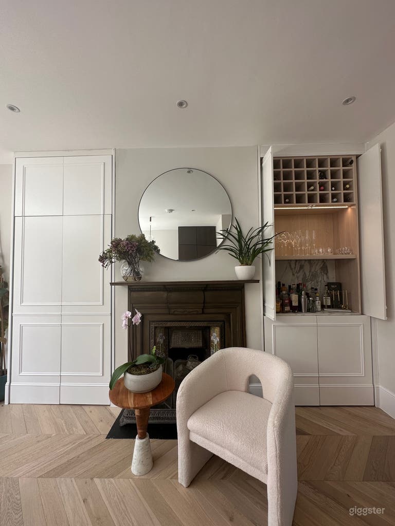  Fireplace and built in bar 