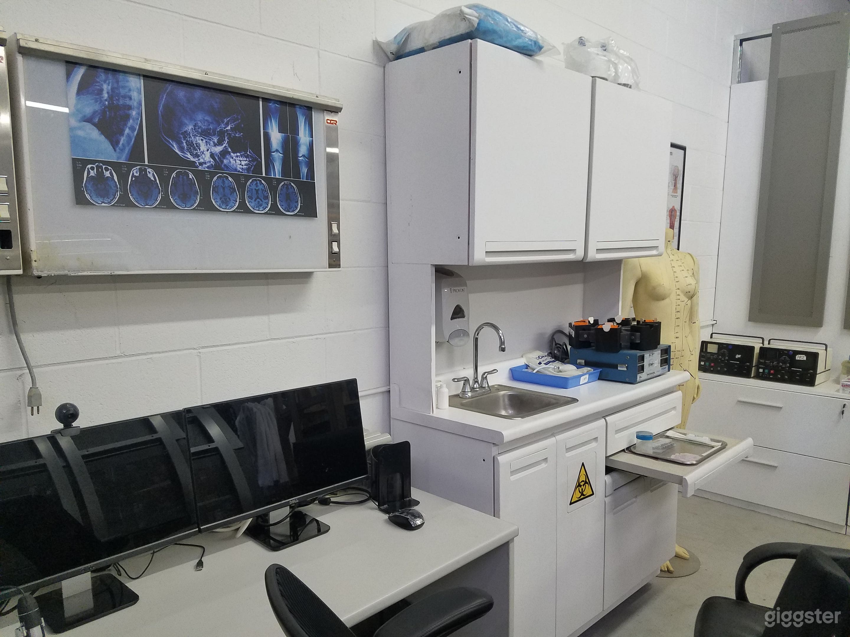 Medical Lab/Drs office/Science Lab tons of props! Photo 3
