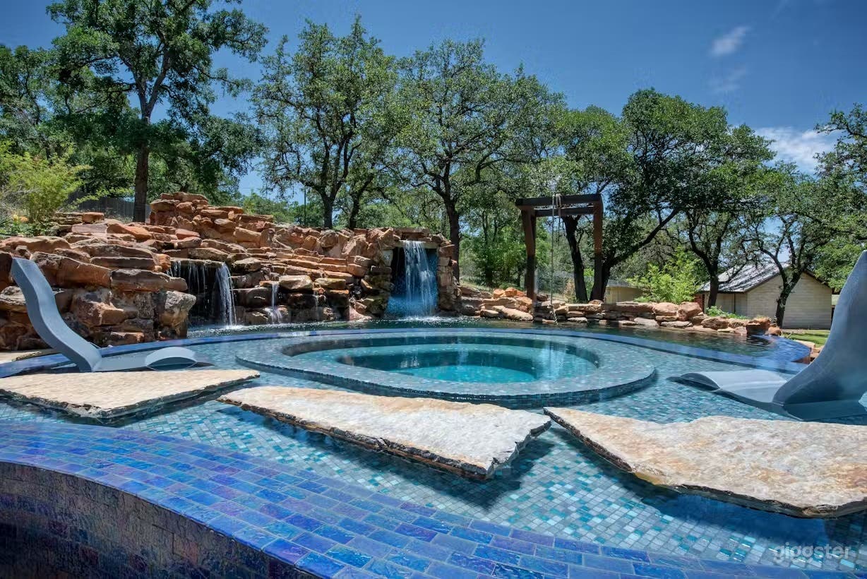 Huge Resort Style Pool &amp; Spa on 8 Acres Photo 4