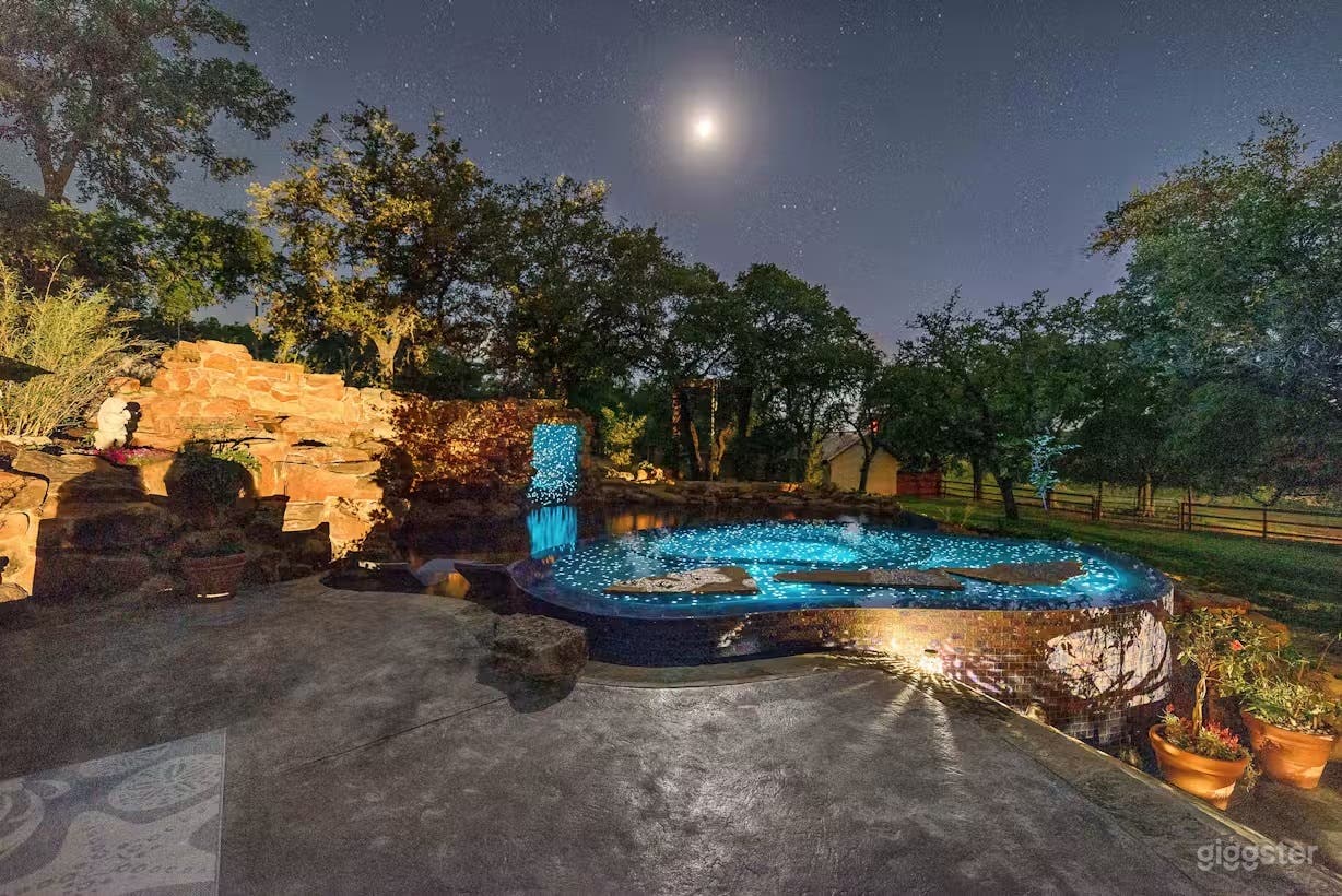 Huge Resort Style Pool &amp; Spa on 8 Acres Photo 3