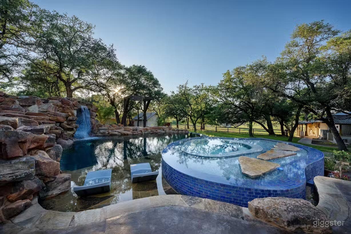 Huge Resort Style Pool &amp; Spa on 8 Acres Photo 2