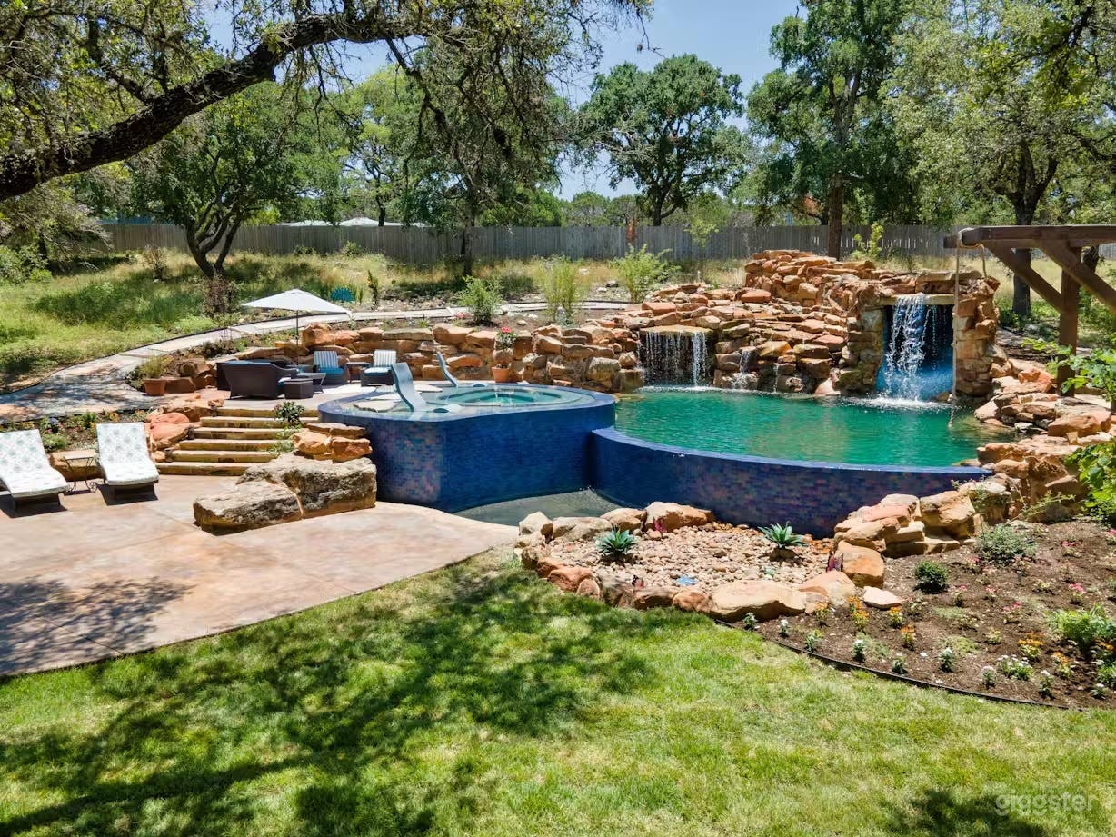 Huge Resort Style Pool &amp; Spa on 8 Acres Photo 1
