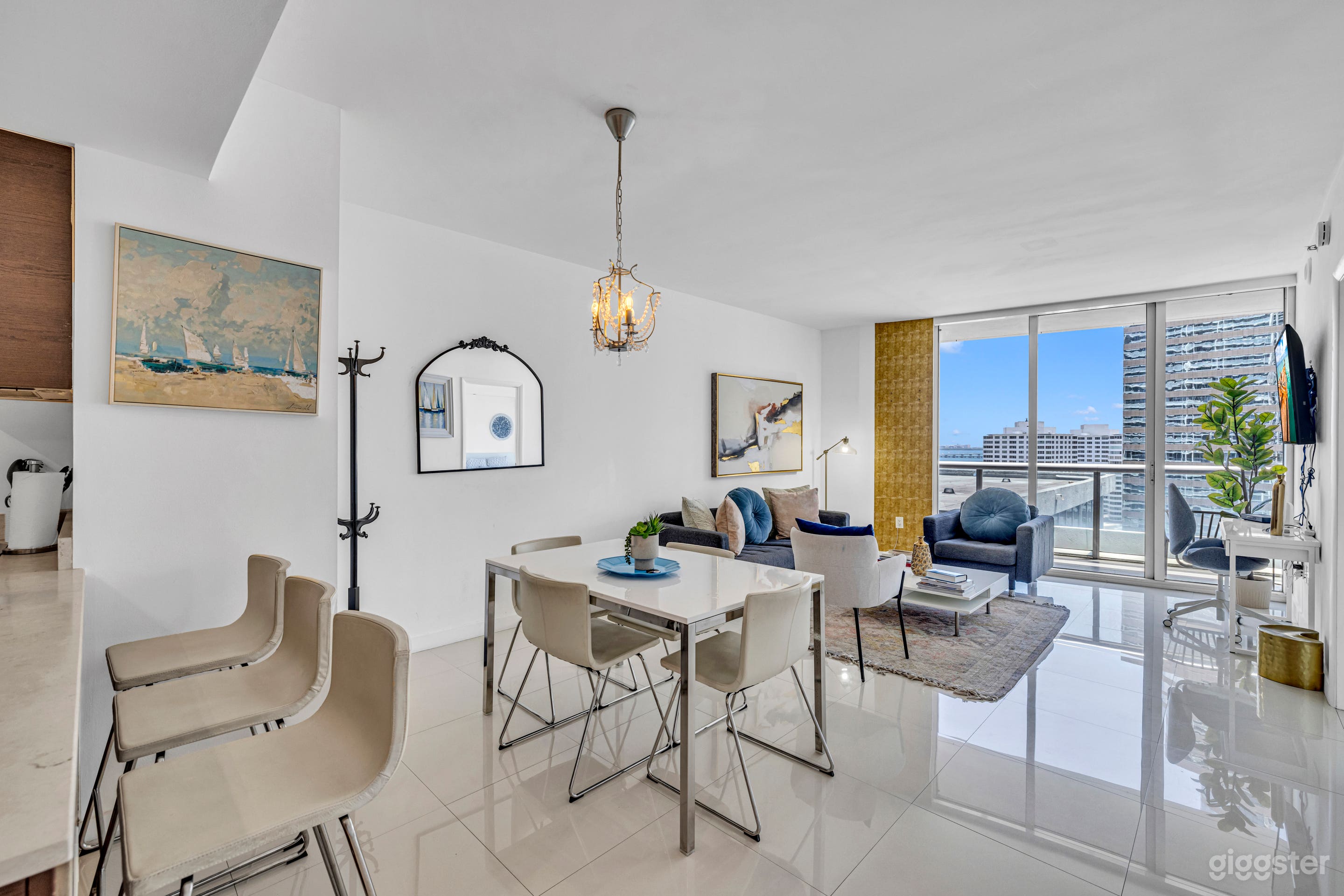 Oceanfront Luxury Penthouse with Endless Views Photo 3