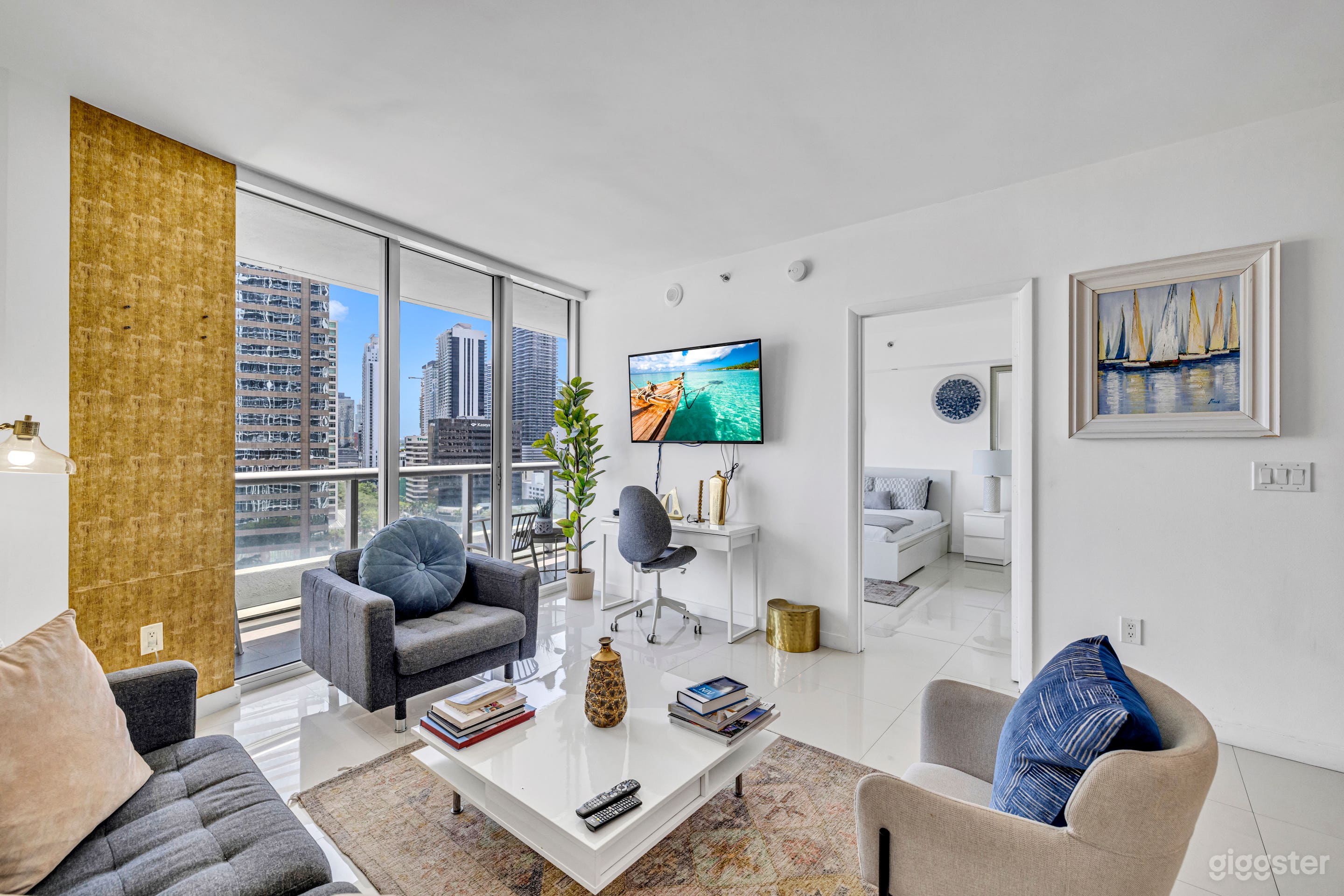 Oceanfront Luxury Penthouse with Endless Views Photo 4