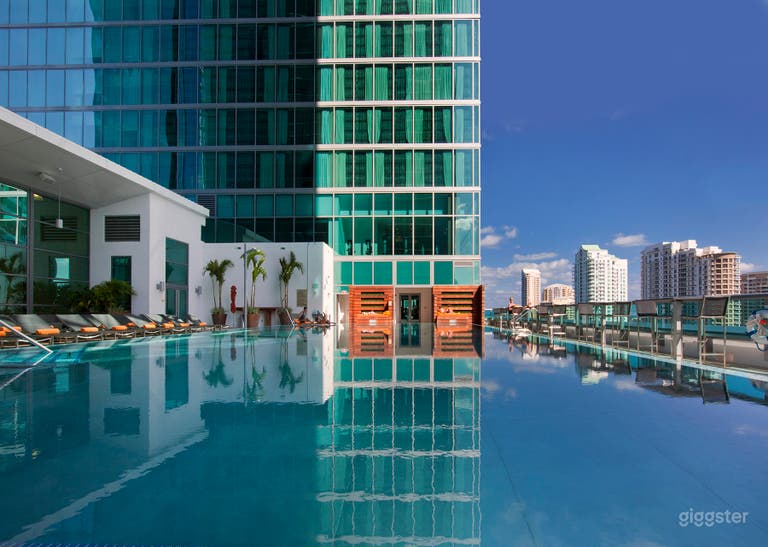  Luxury Rooftop Pool & Lounge 