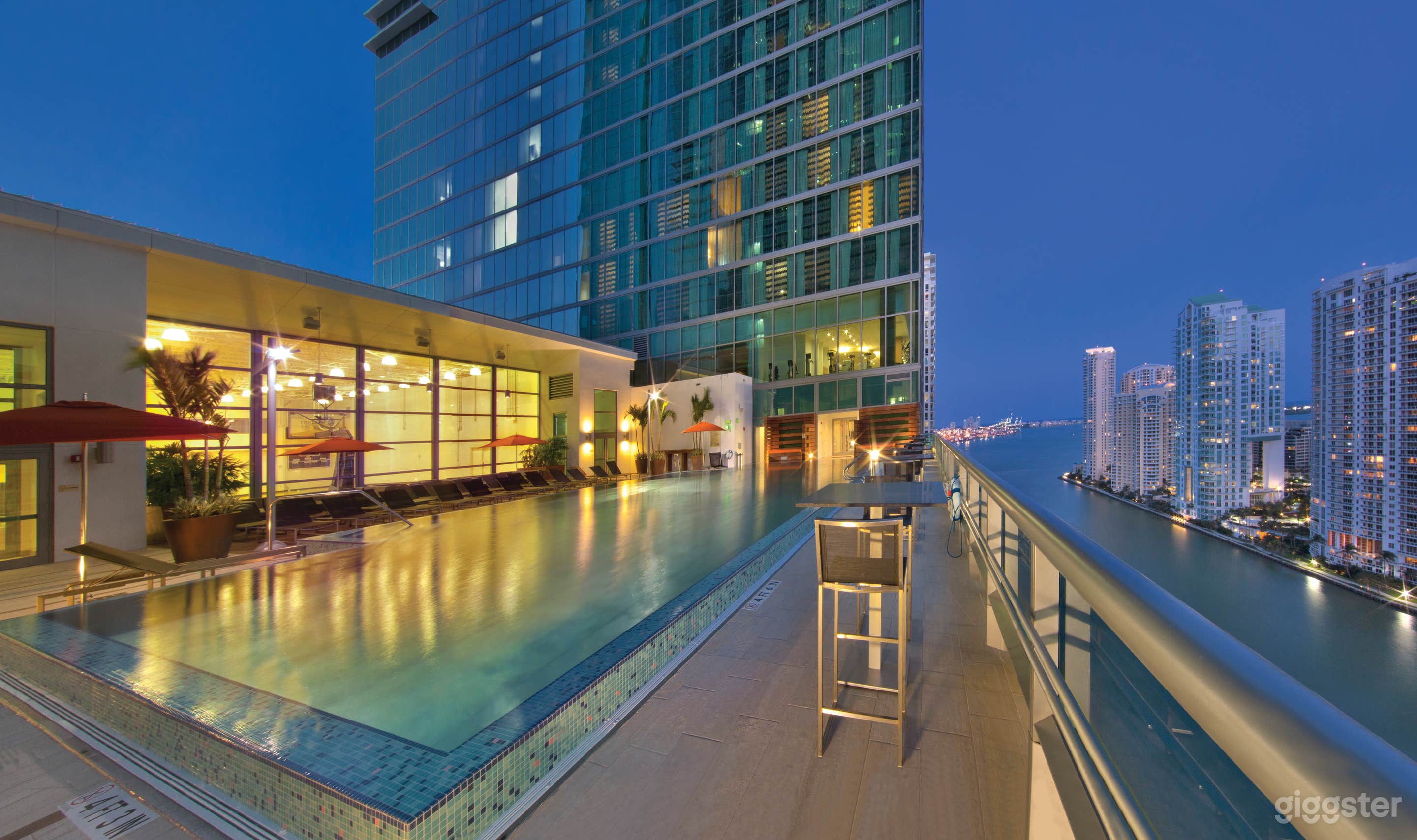 Luxury Rooftop Pool & Lounge Photo 4