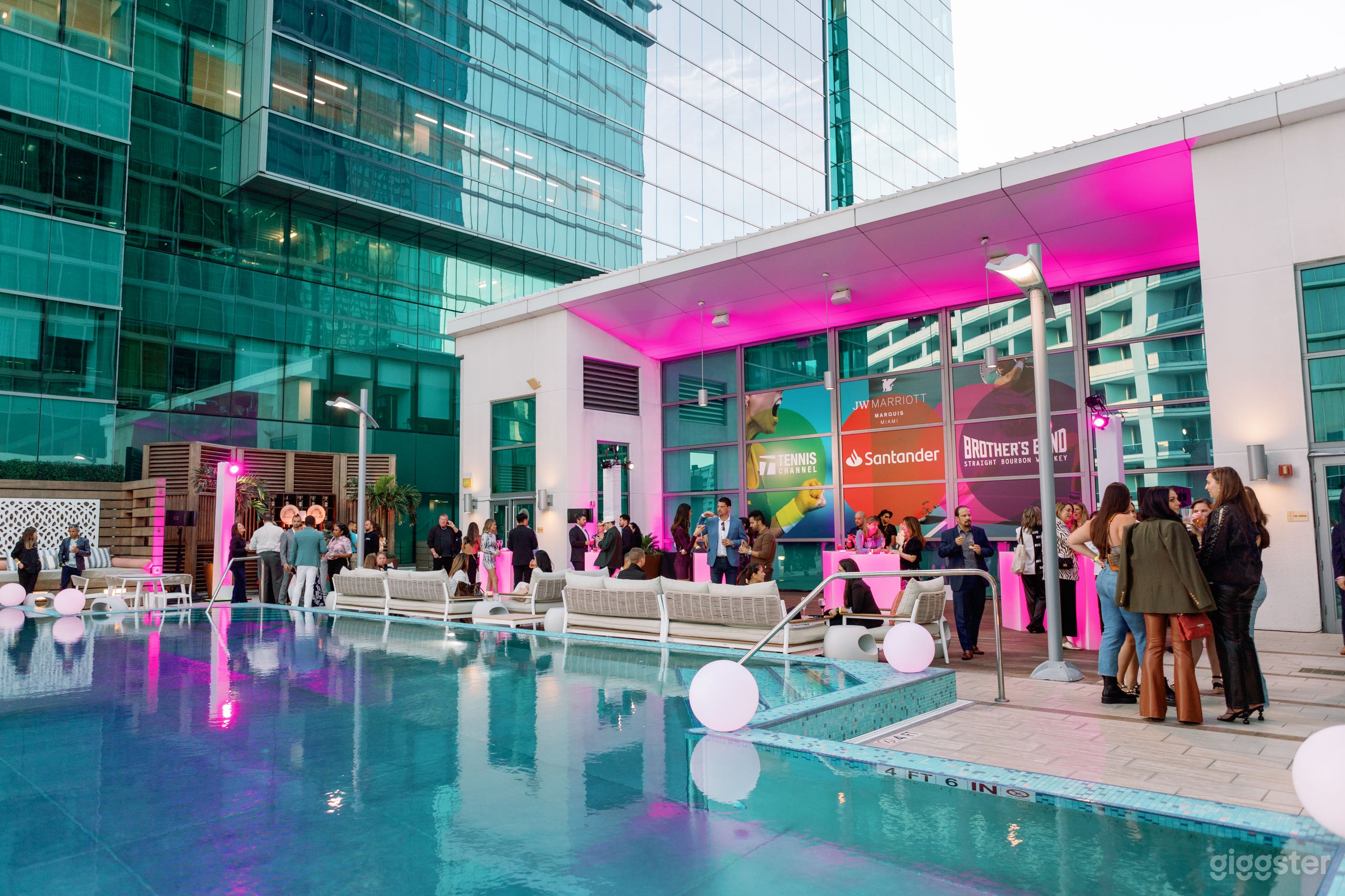 Luxury Rooftop Pool & Lounge Photo 3