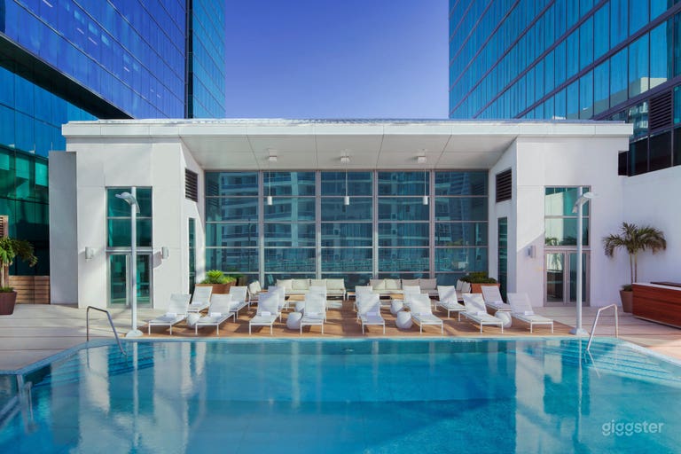  Luxury Rooftop Pool & Lounge 