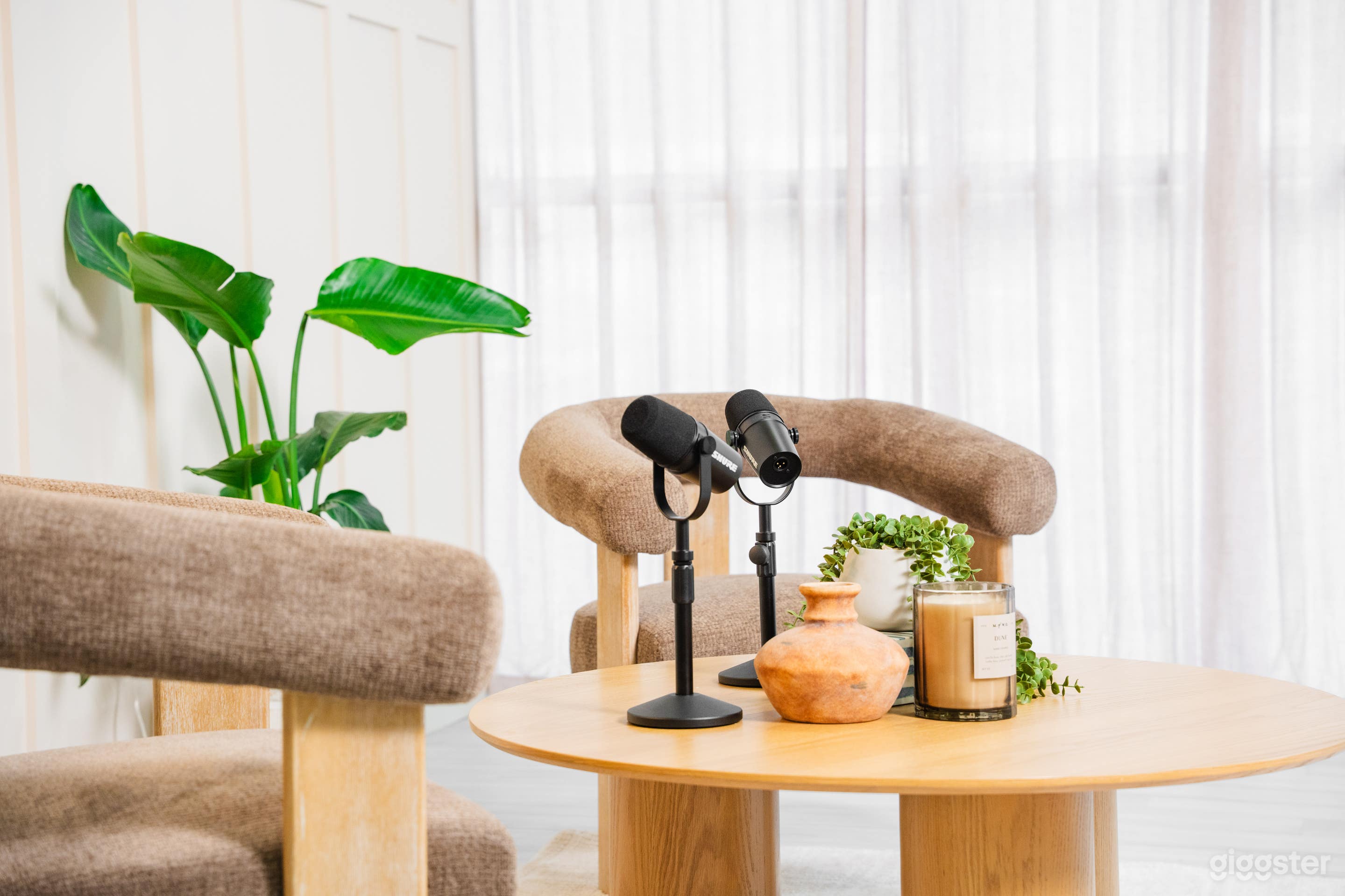Modern Photo, Video & Podcast Studio with Professional Light Photo 4