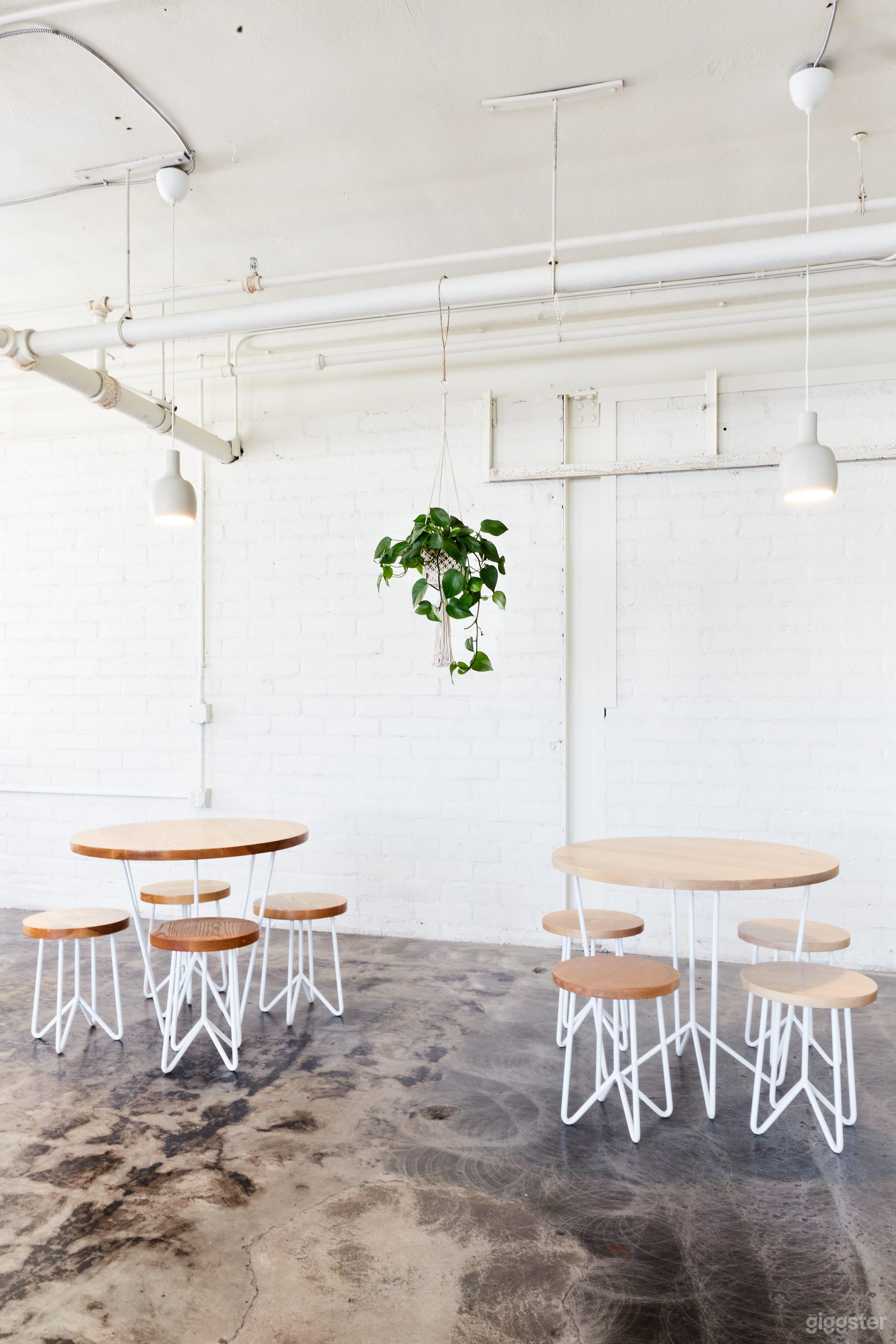 Large Creative Space with Abundant Natural Light Photo 4