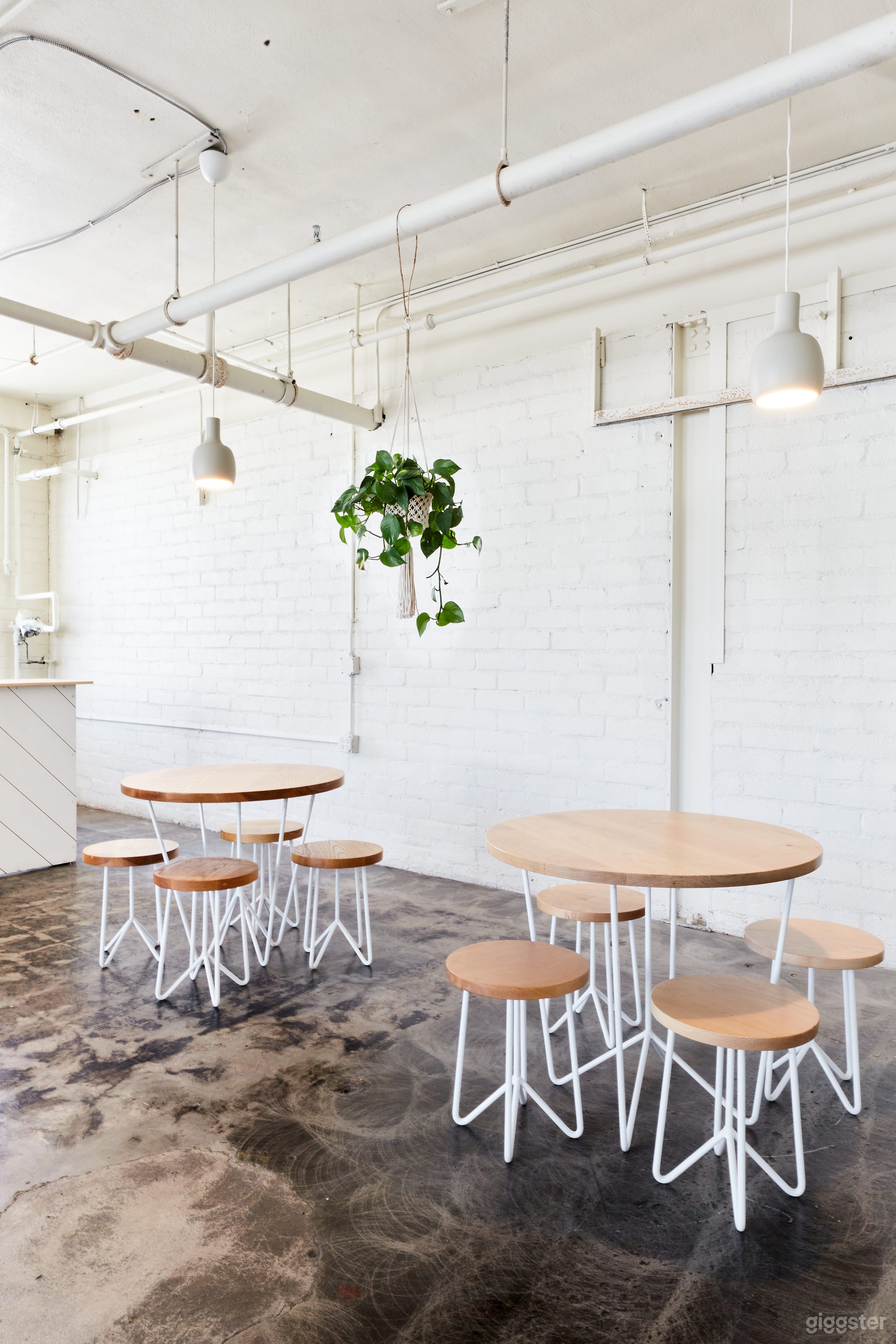 Large Creative Space with Abundant Natural Light Photo 3