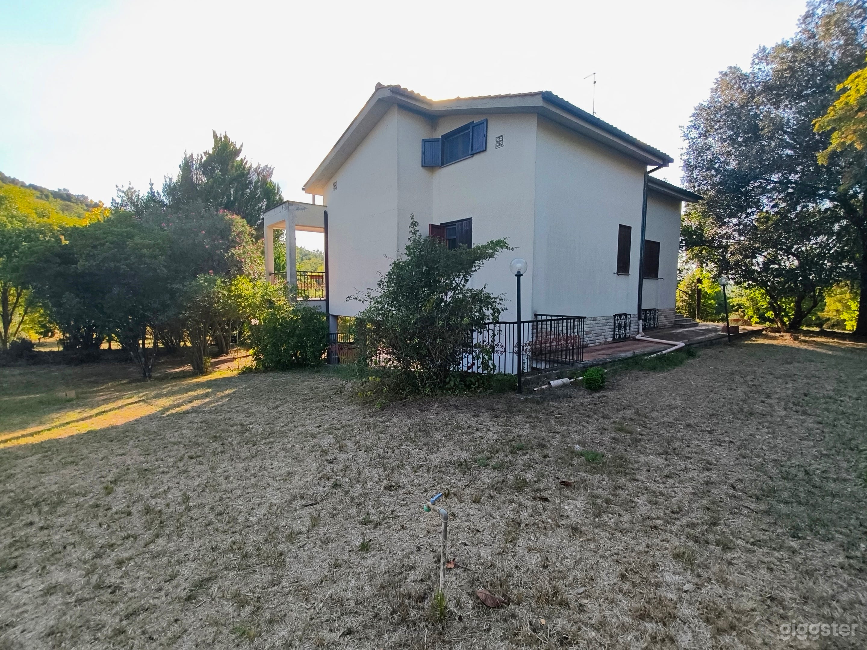 Foto di Ampia villa su 3 piani con terreno privato – Film 26 TV 2