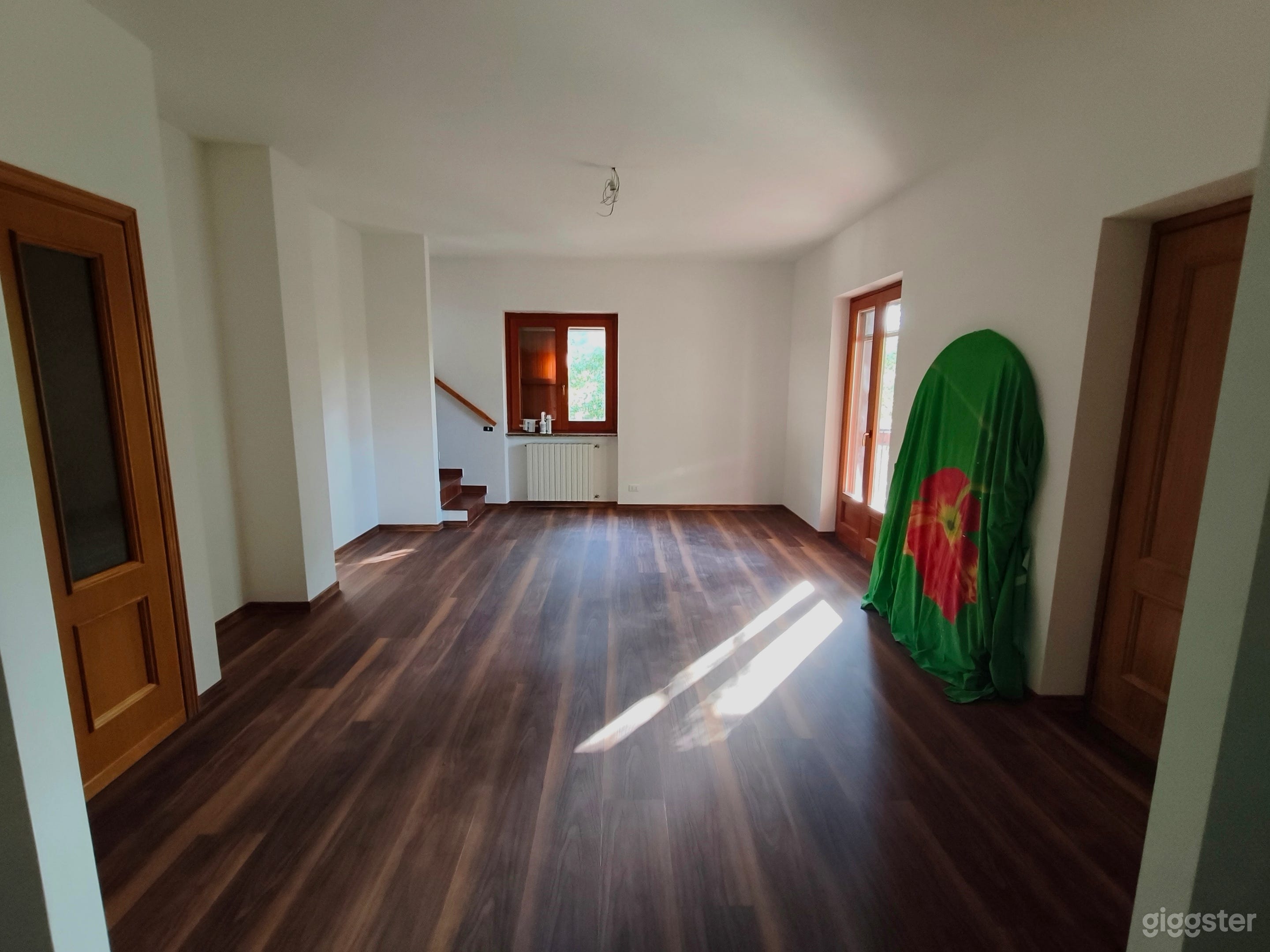 Foto di Ampia villa su 3 piani con terreno privato – Film 26 TV 4