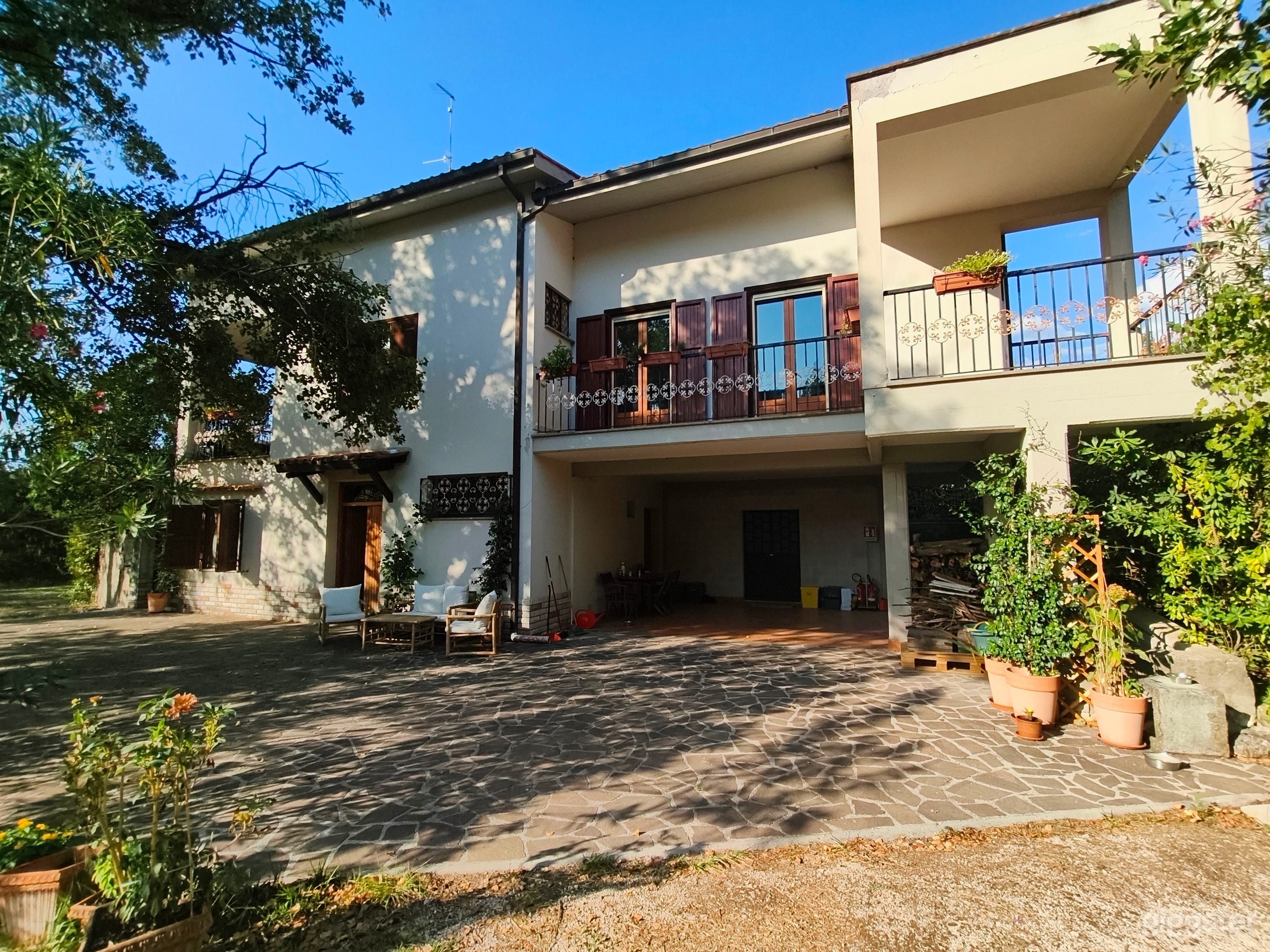 Foto di Ampia villa su 3 piani con terreno privato – Film 26 TV 1
