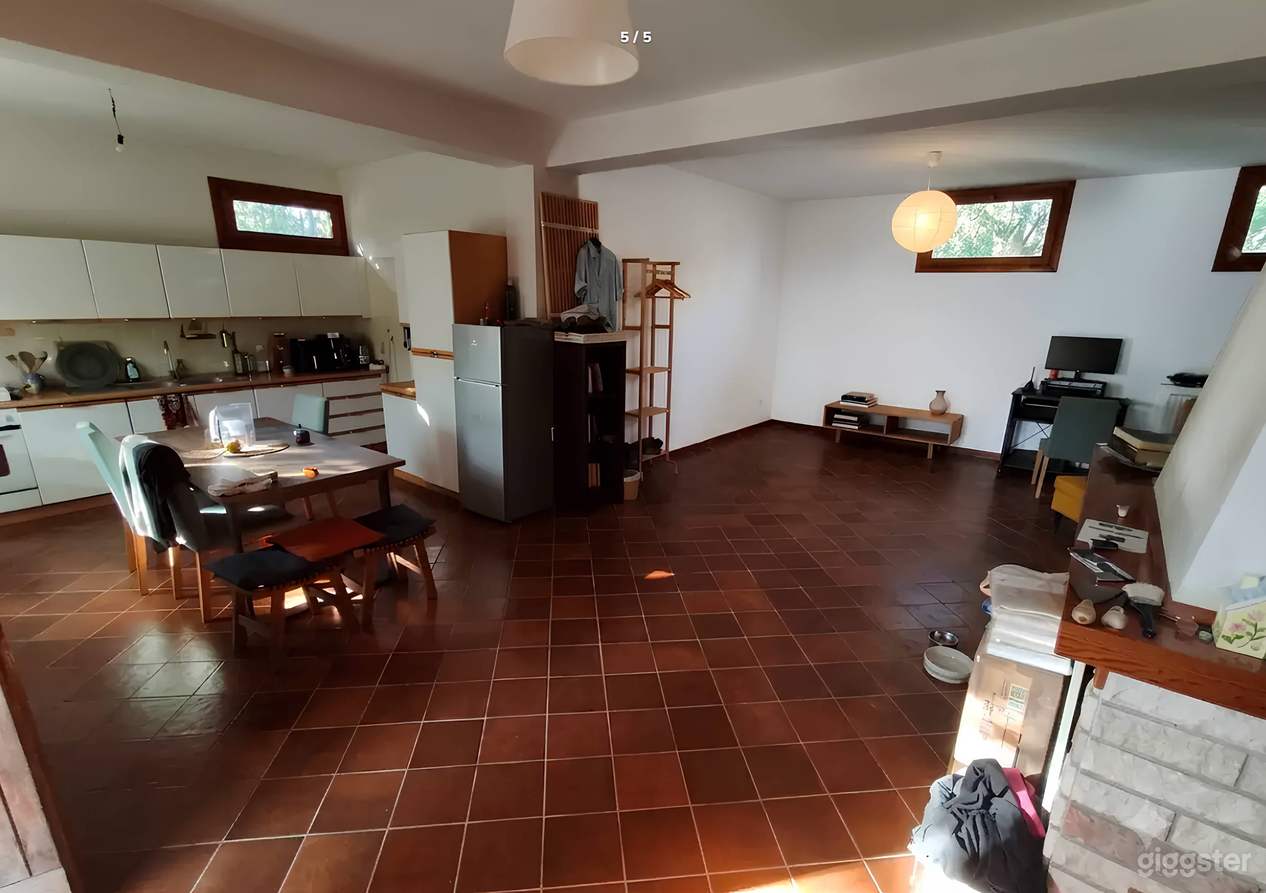 Foto di Ampia villa su 3 piani con terreno privato – Film 26 TV 3