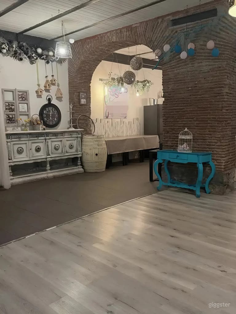  Salone d'atmosfera con antichi archi in muratura 