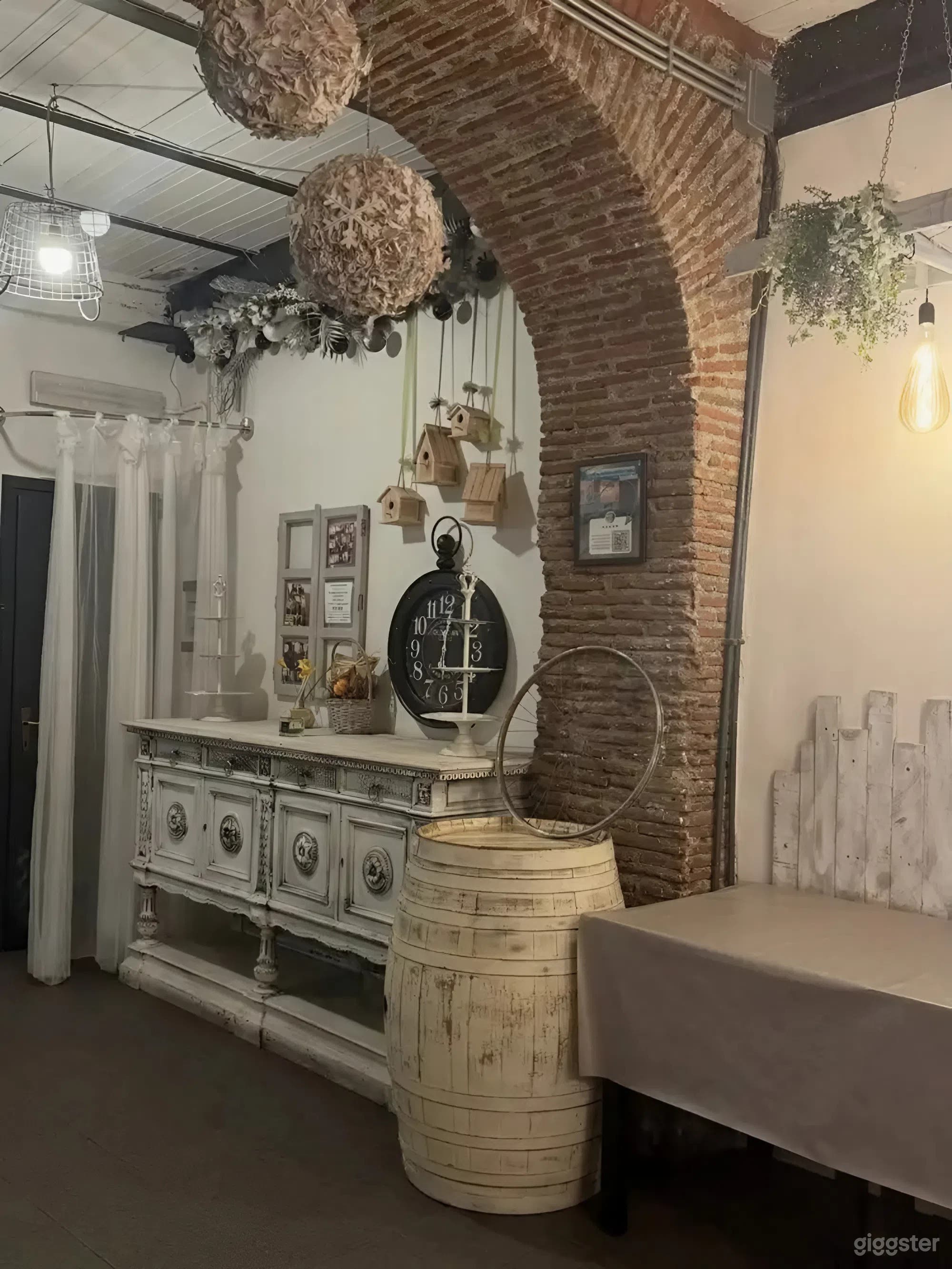 Foto di Salone d'atmosfera con antichi archi in muratura 4
