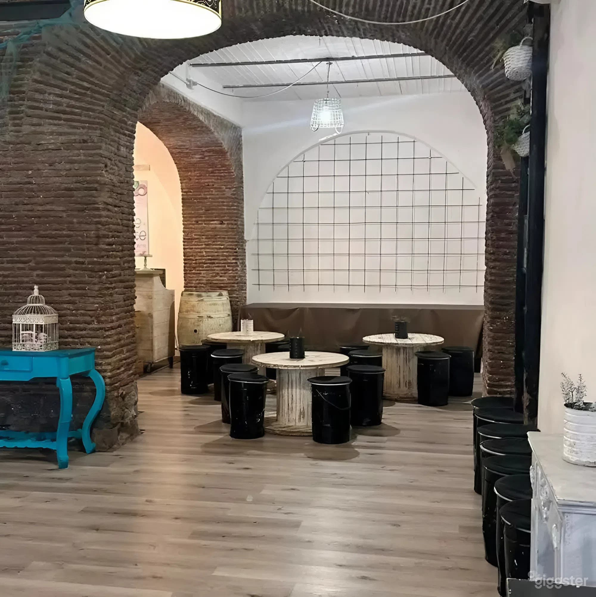 Foto di Salone d'atmosfera con antichi archi in muratura 2
