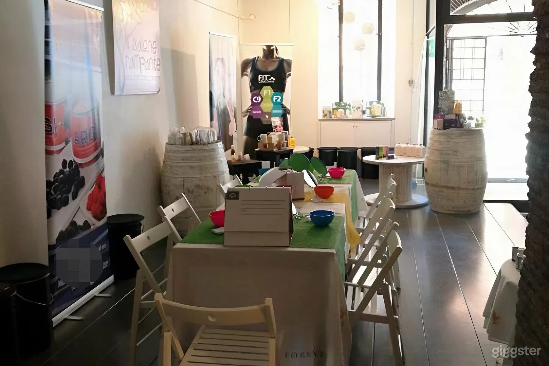 Foto di Salone d'atmosfera con antichi archi in muratura 3