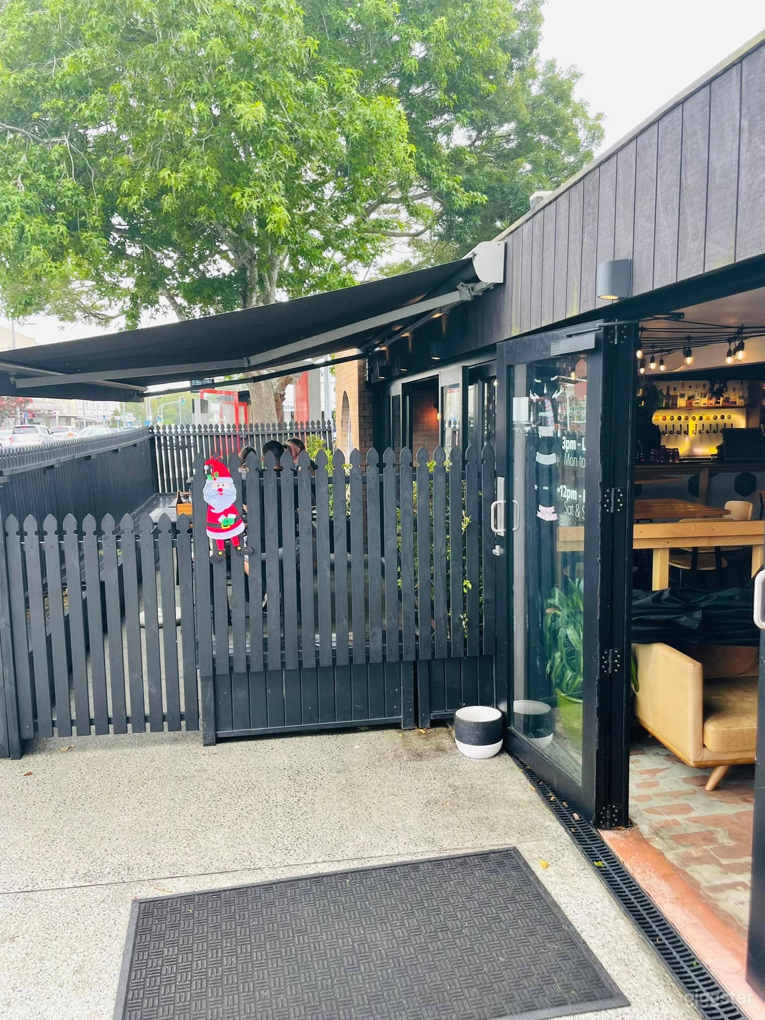 Atmospheric and Cozy Bar Restaurant Photo 4