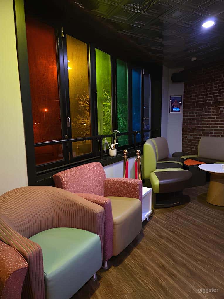 Versatile Open-Concept Upstairs Lounge Photo 3