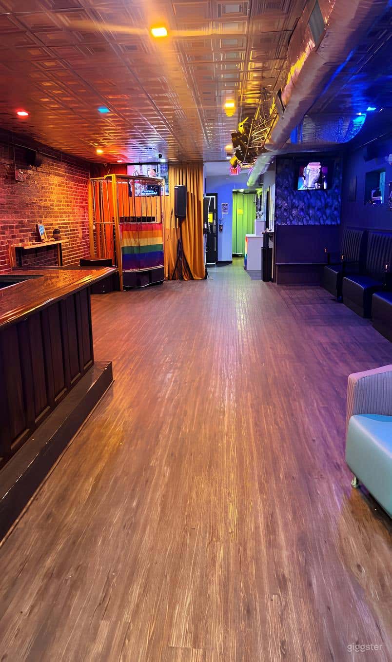 Versatile Open-Concept Upstairs Lounge Photo 2
