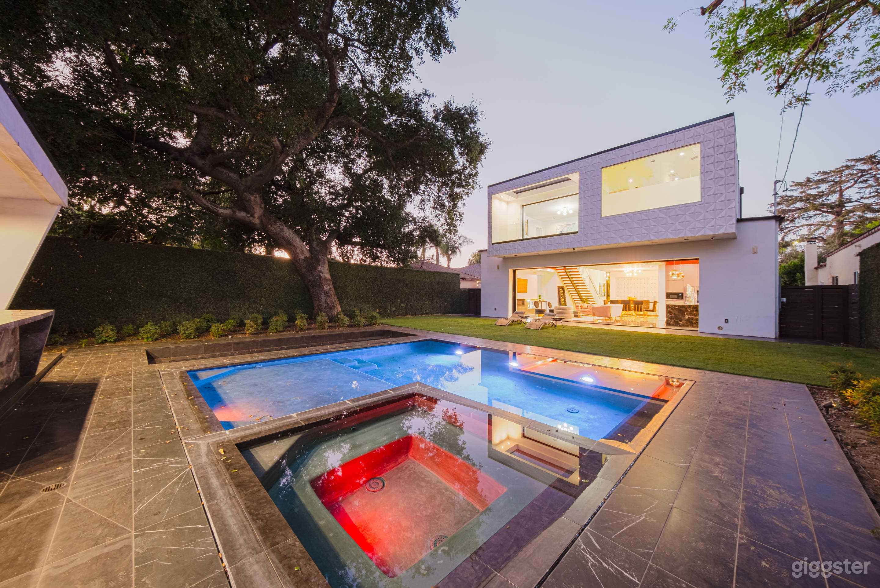 MODERN MARVEL WITH LUXE OUTDOOR OASIS Photo 2