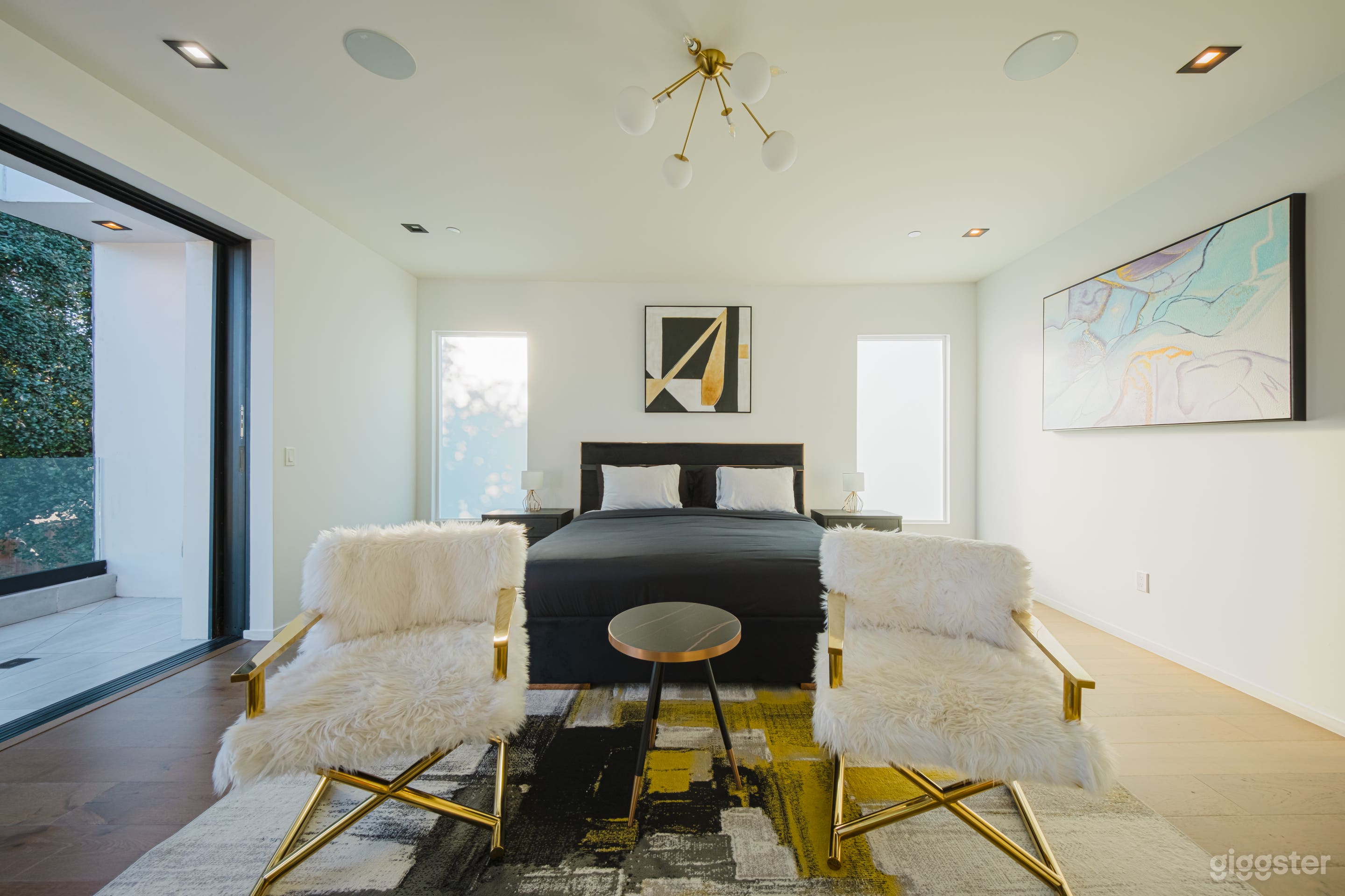 MODERN MARVEL WITH LUXE OUTDOOR OASIS Photo 4