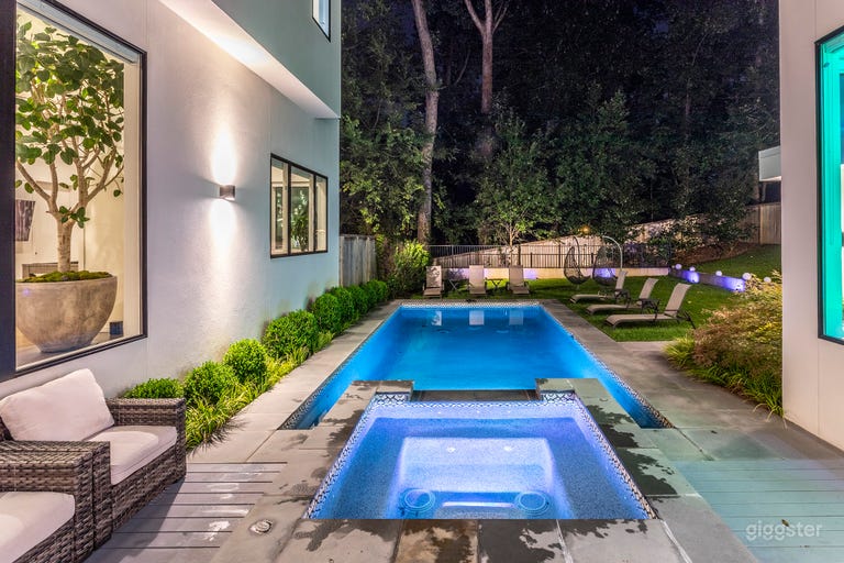  Ultra Modern Home With A Pool 