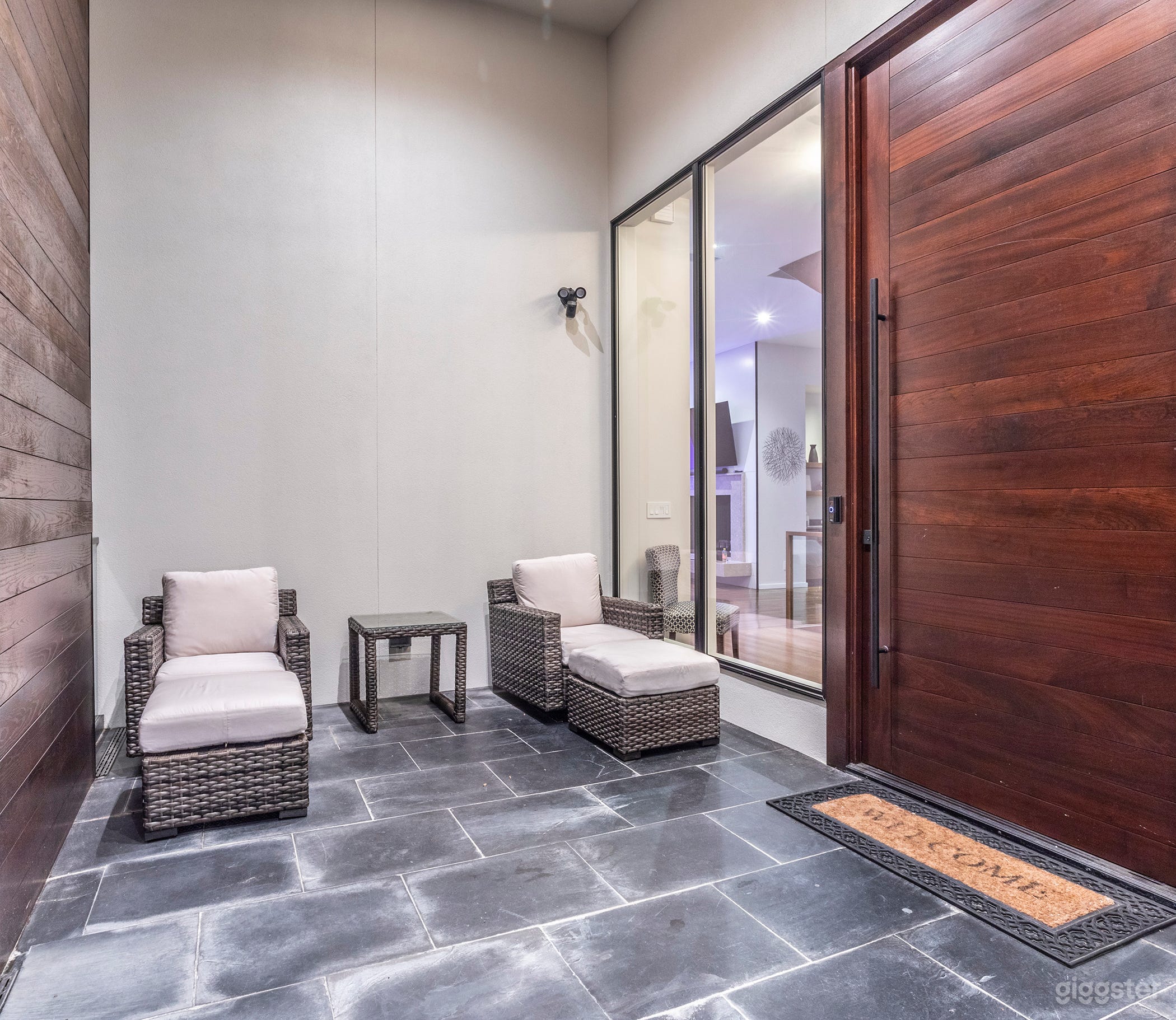 Ultra Modern Home With A Pool Photo 3