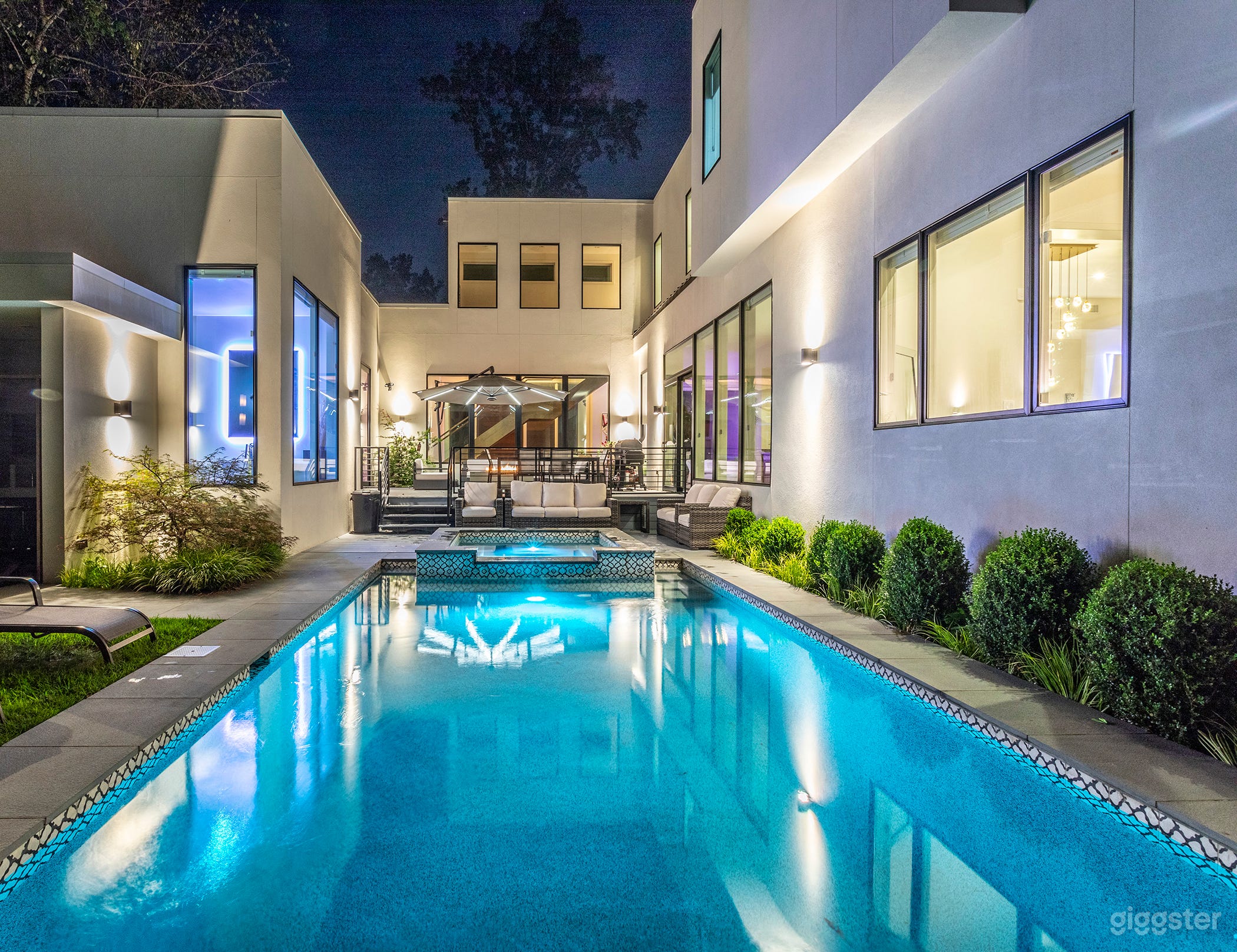 Ultra Modern Home With A Pool Photo 1