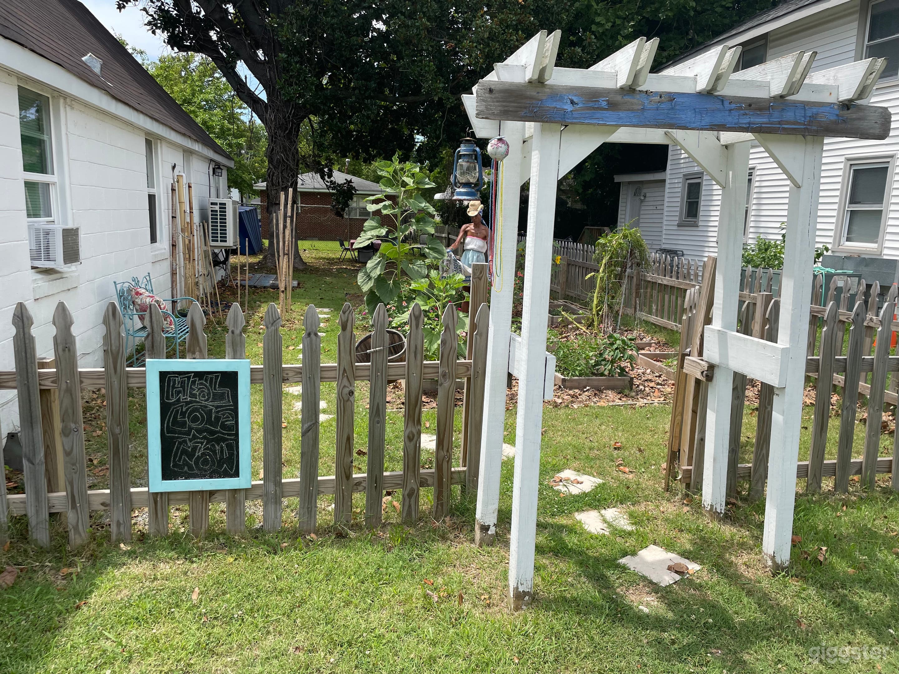 Lovely Cotage with Farm Garden Photo 3