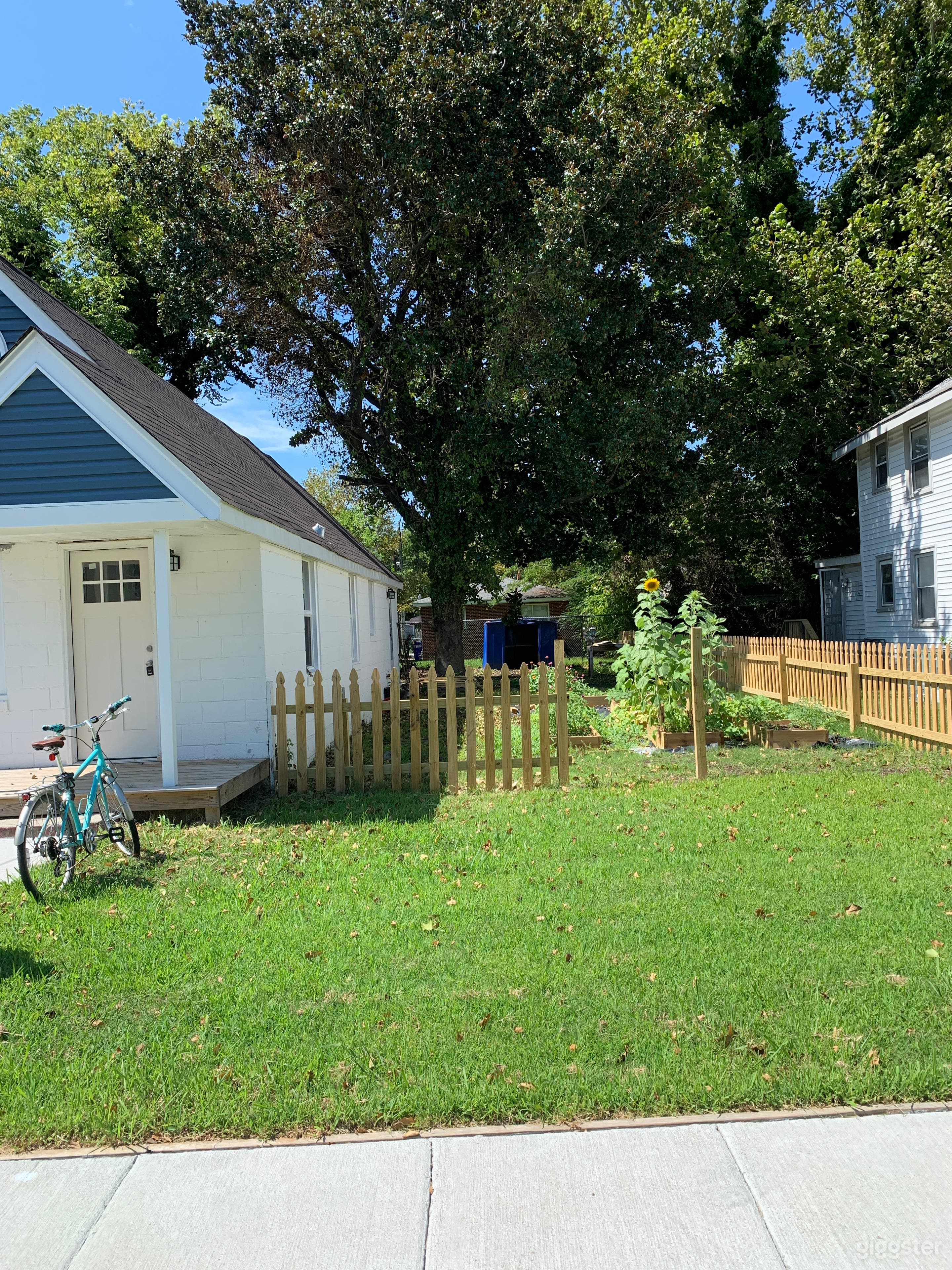 Lovely Cotage with Farm Garden Photo 2