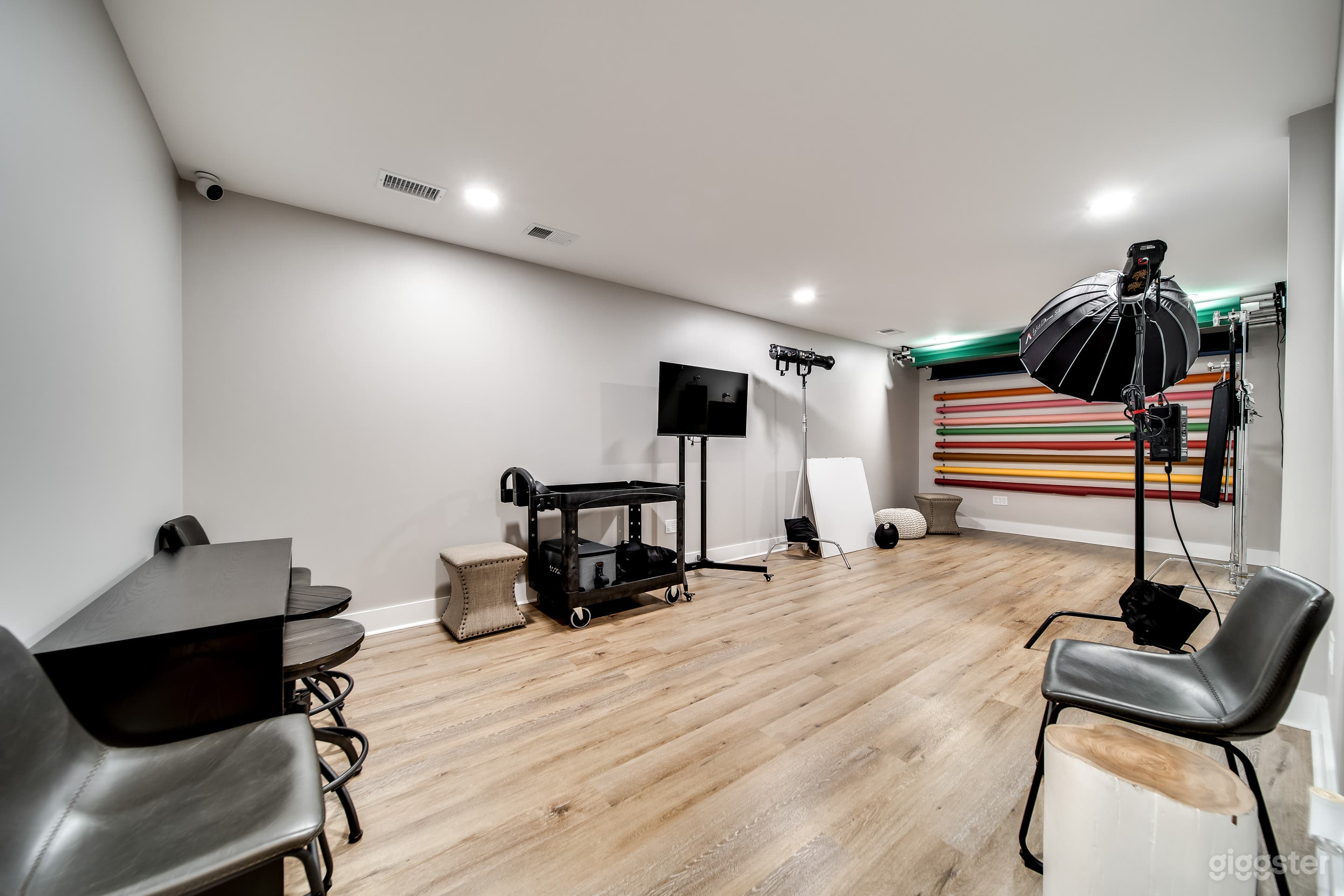 Private Portrait Studio with Free Parking Photo 3