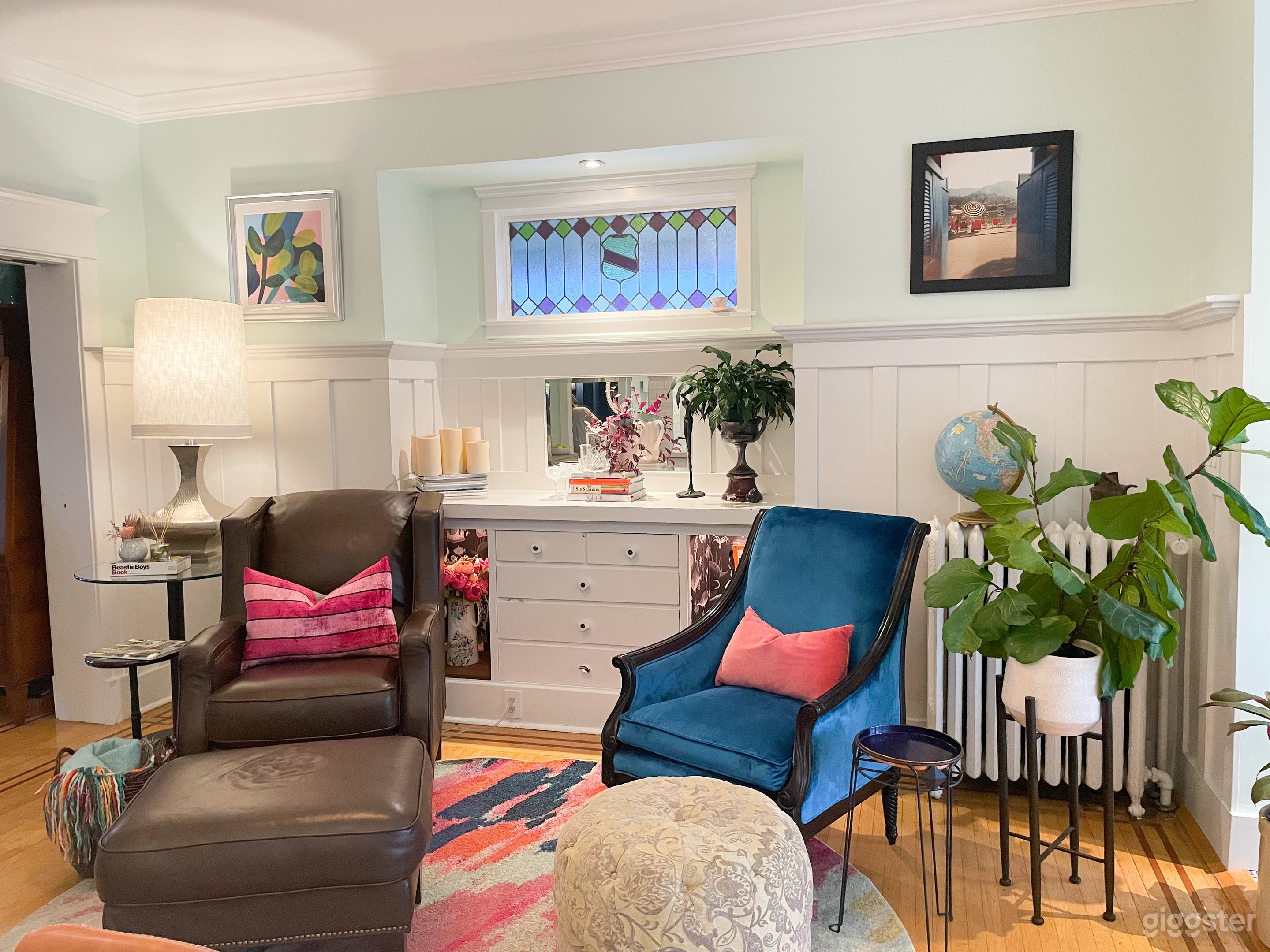 Sitting room opposite the kitchen island. 