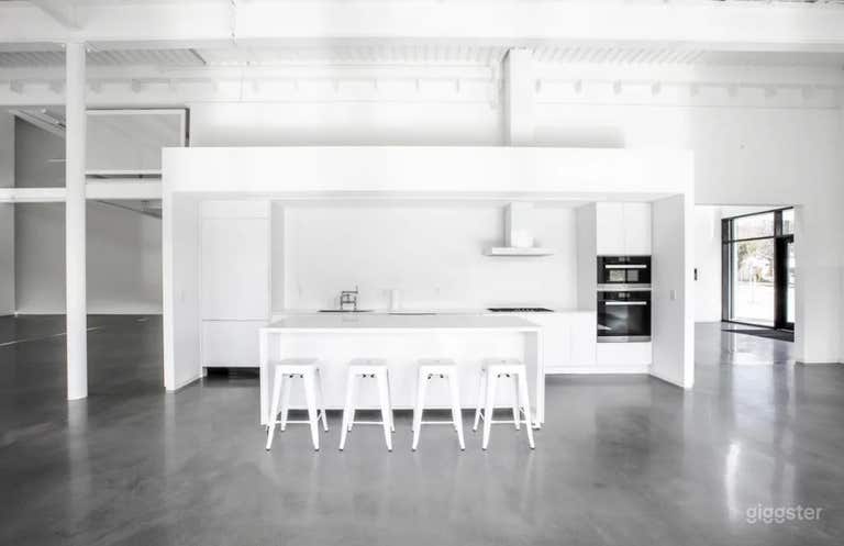  Estudio con Luz Natural y Cocina de Exhibición | Estudio A 
