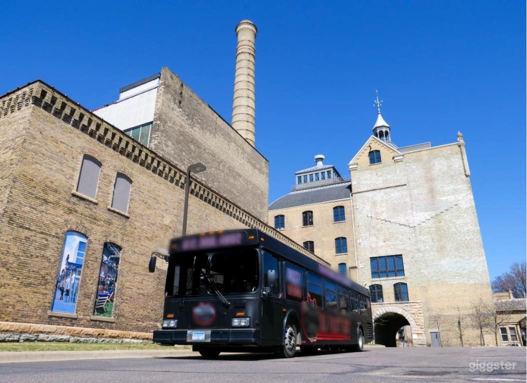 VIP Party Bus "Black Widow" in Minneapolis Photo 1
