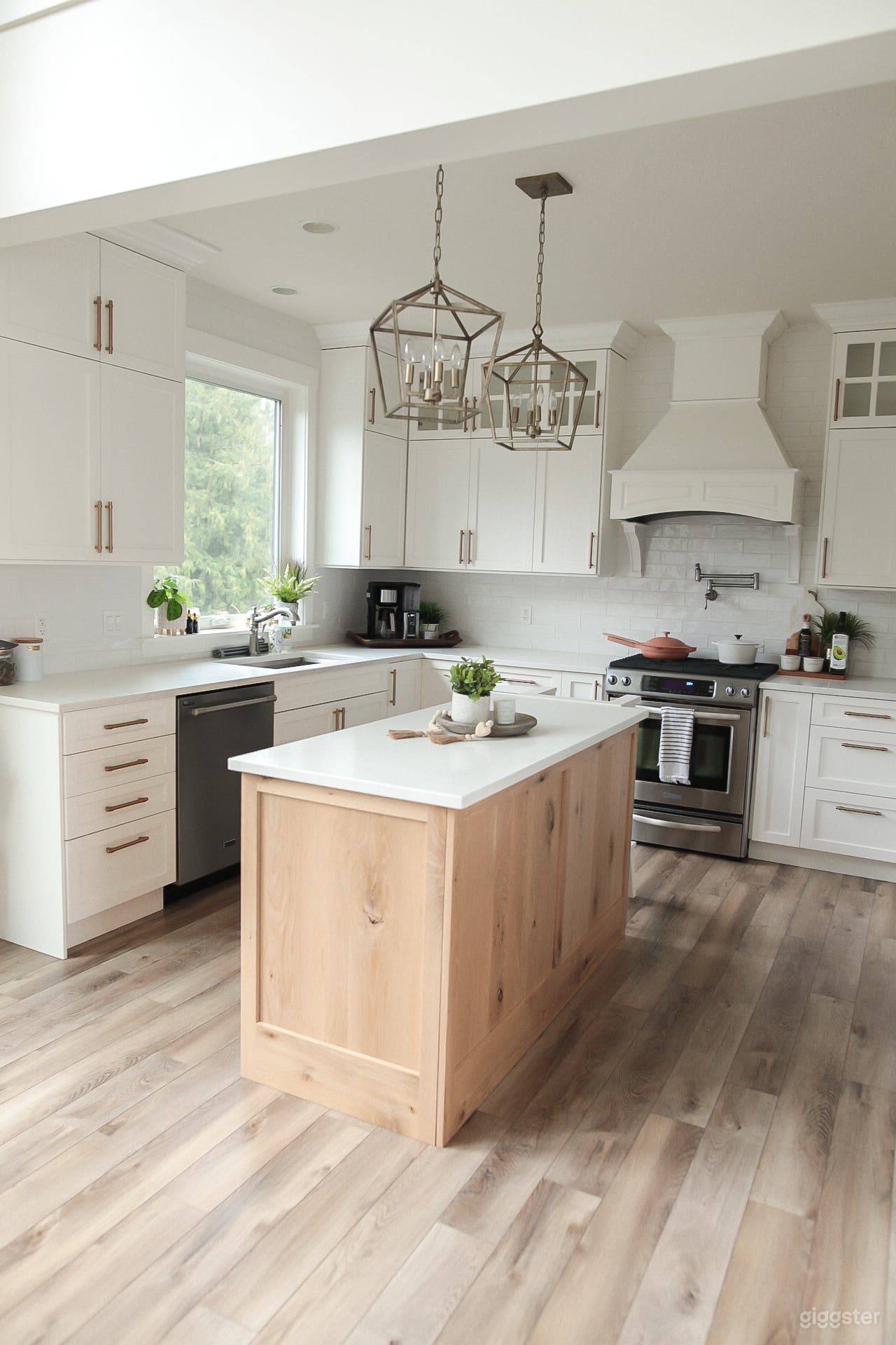 Light And Bright Home Photo 3