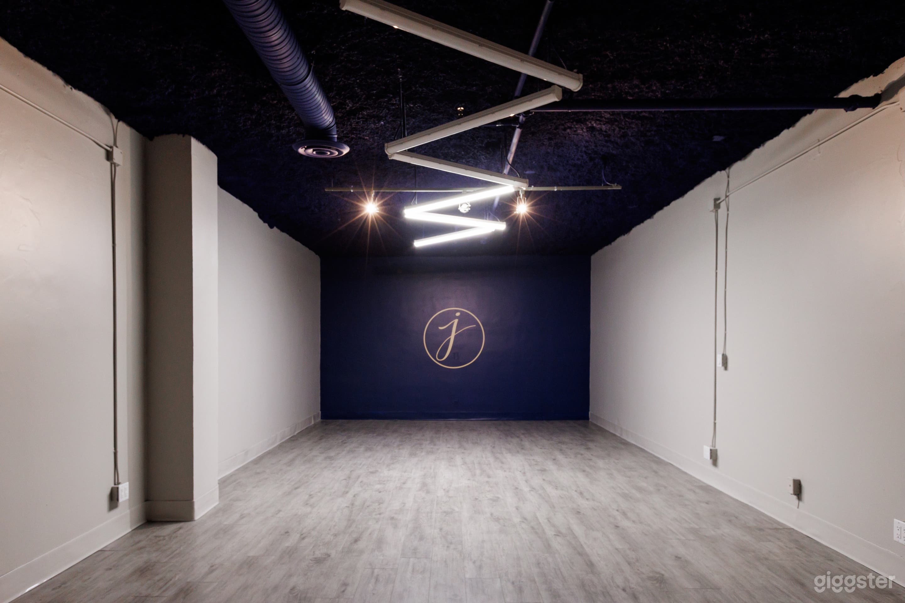 Large Elegant Industrial Event Space Photo 3